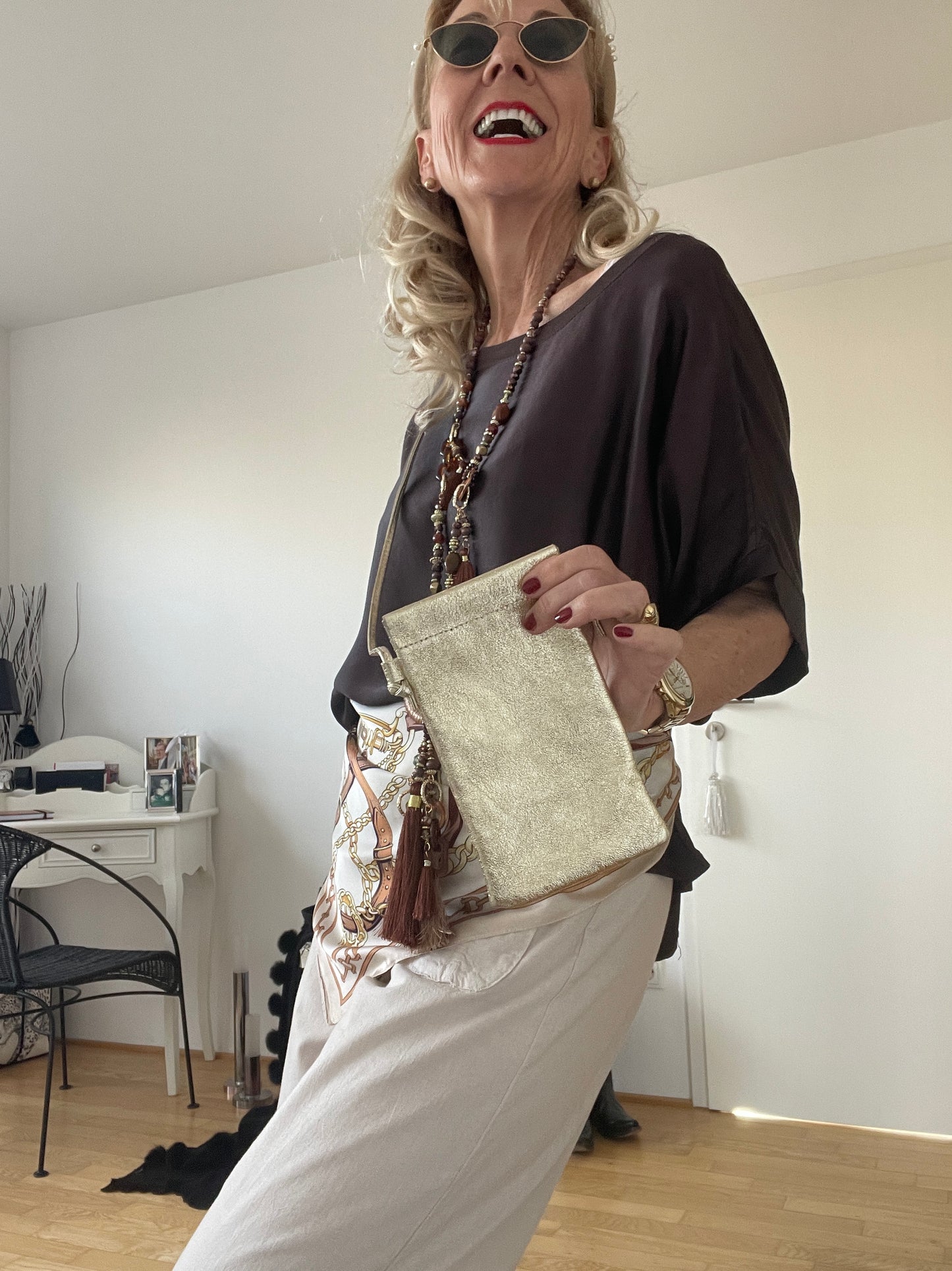 Tasche HANDY gold €29,90; ein mega schickes wie praktisches Accessoires