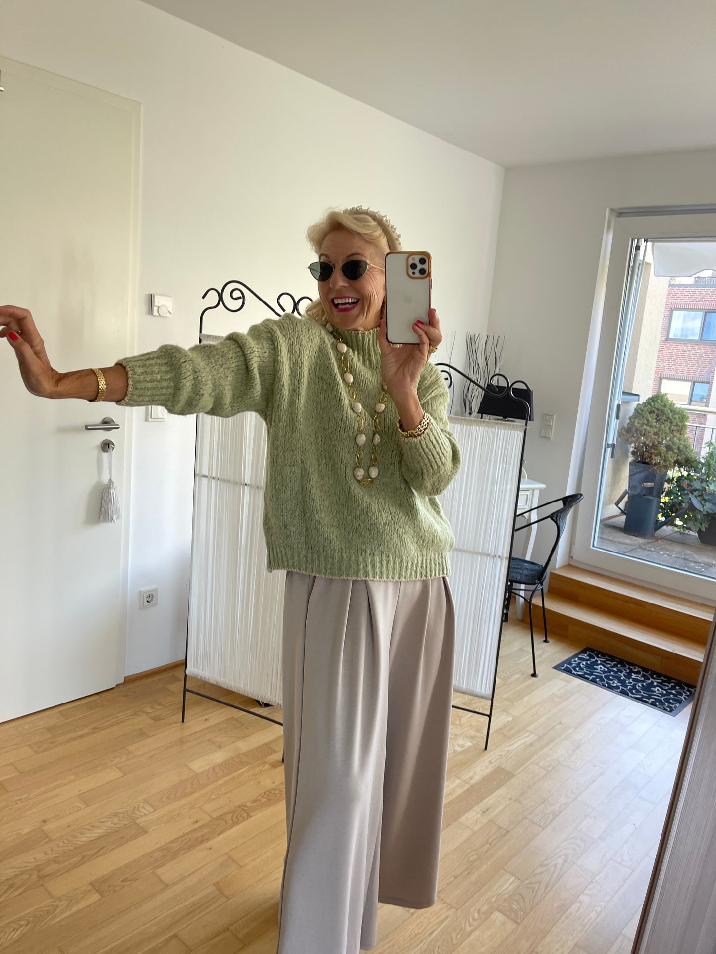 Pullover SAMANTHA green €89,90; zarte Farben auch an kühlen Tagen🍂