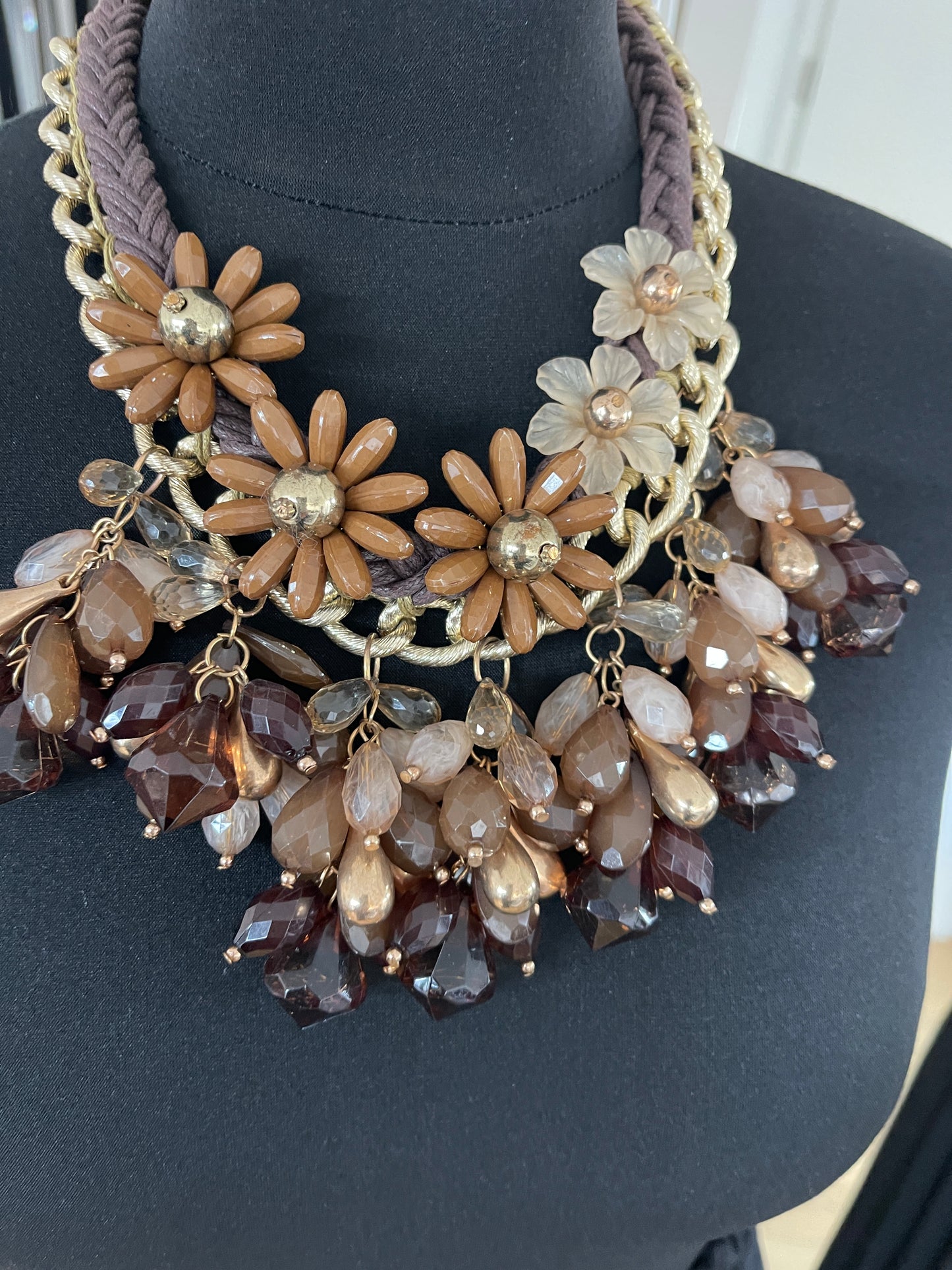 Kette Luna €49,90; wunderschönes ausdrucksstarkes Collier