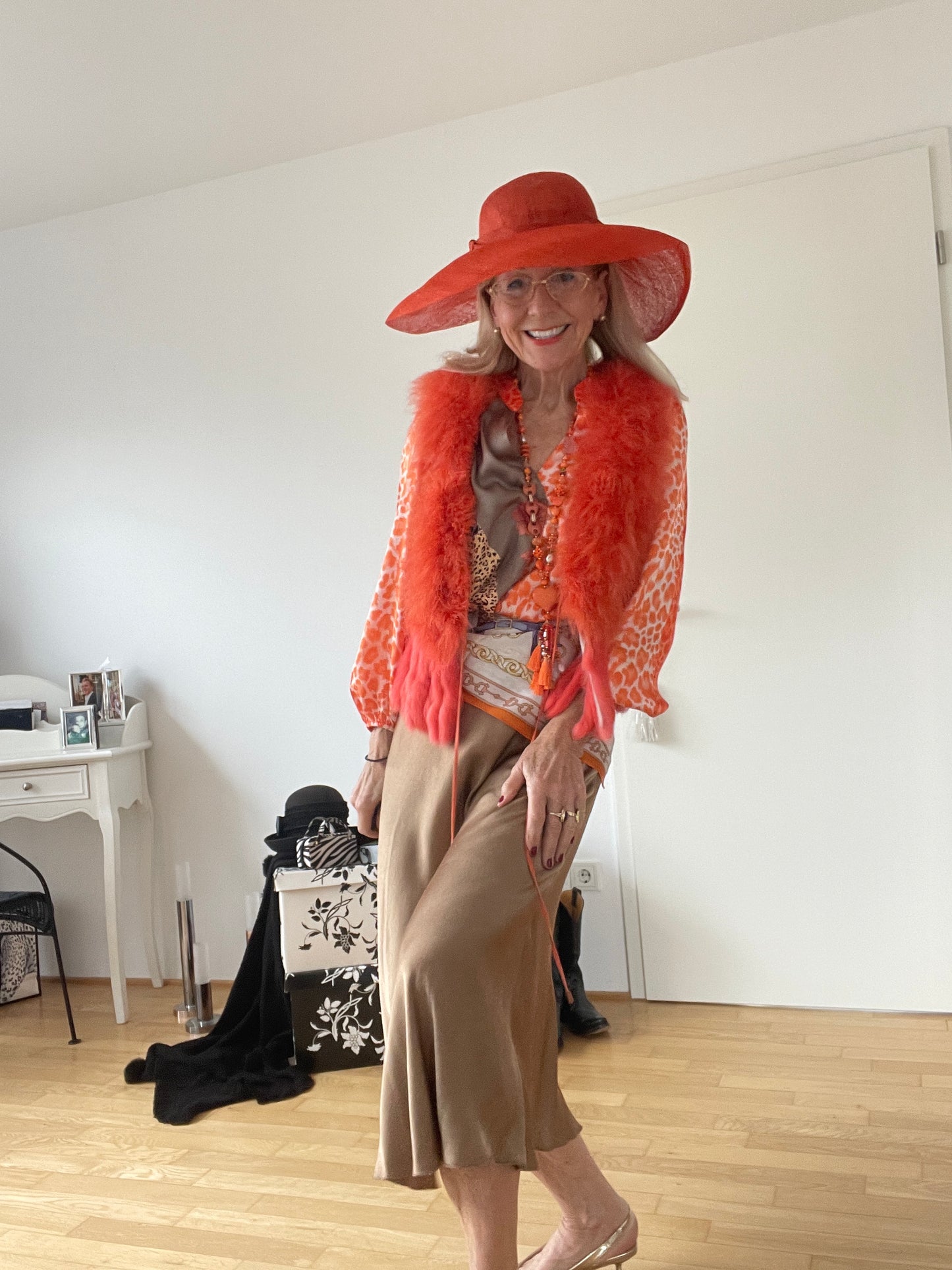 Weste PUSCHEL orange €119,90; super stylische Fell-Fake-Weste