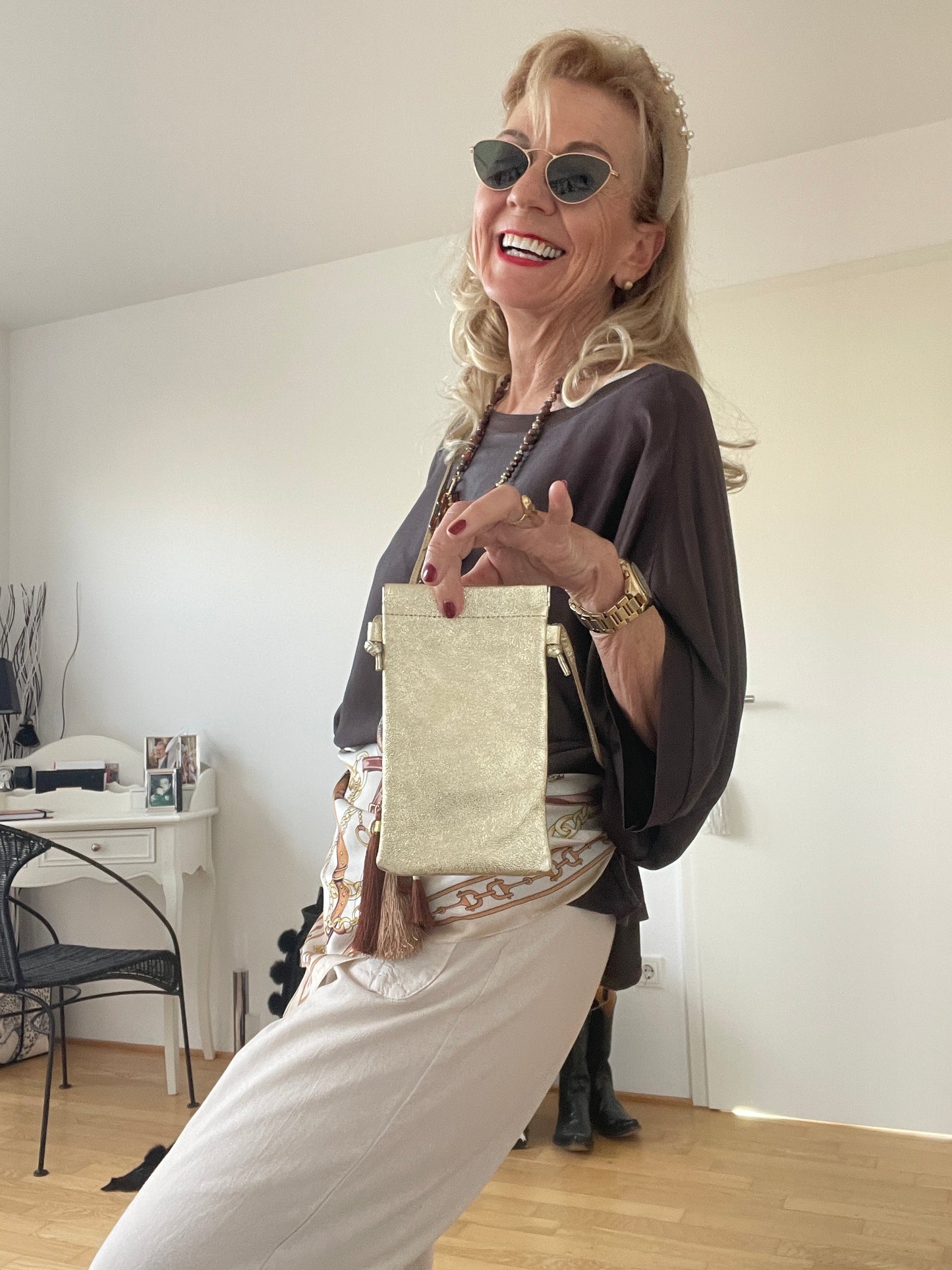 Tasche HANDY gold €29,90; ein mega schickes wie praktisches Accessoires