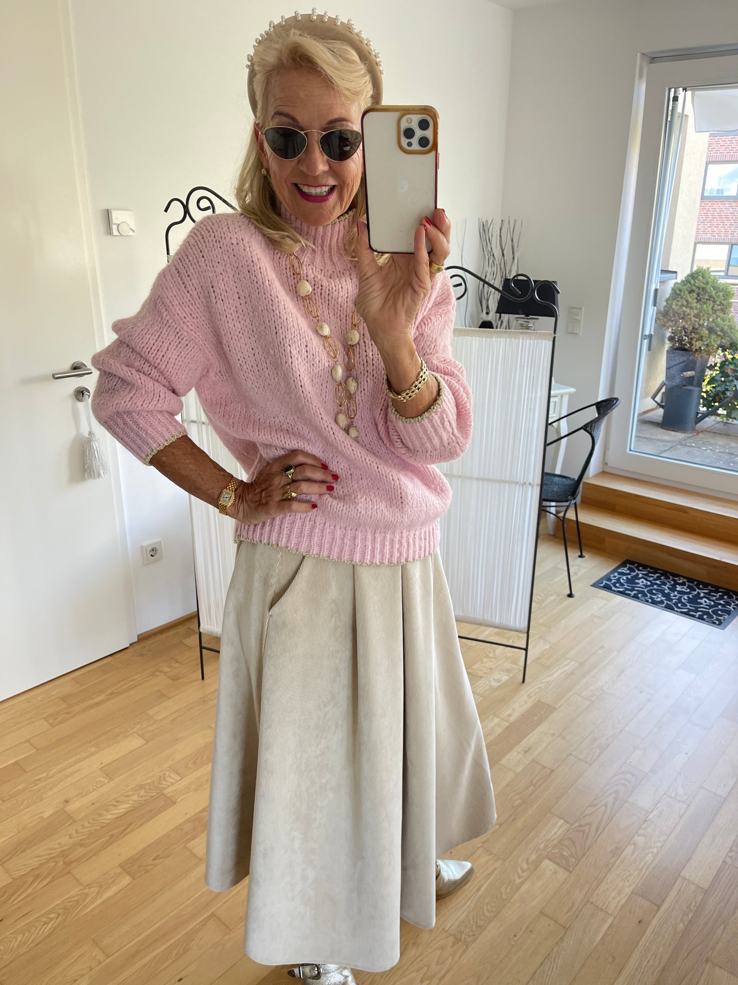 Pullover SAMANTHA rose €89,90; zarte Farben auch in kühlen Tagen🍂