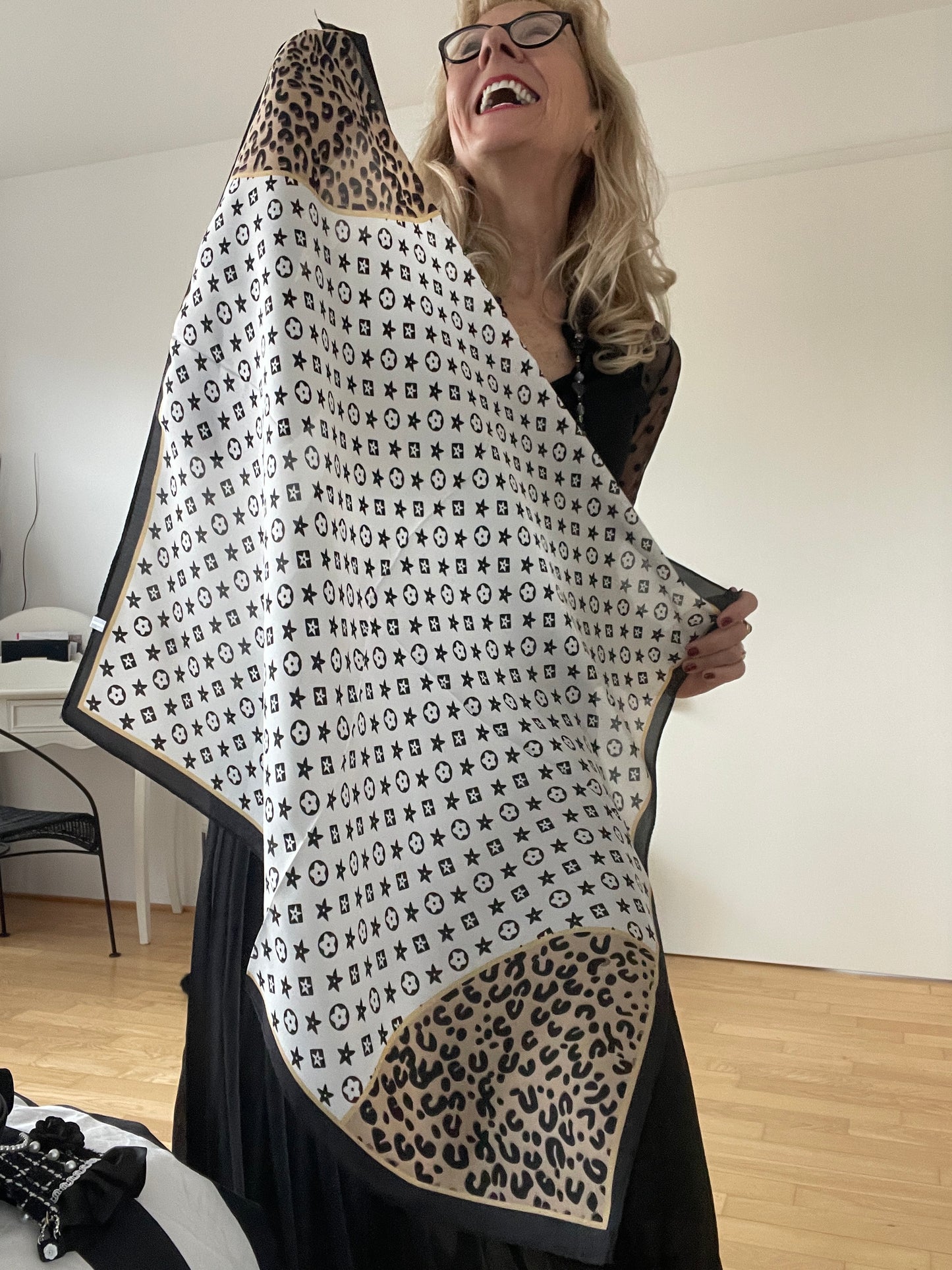 Schal/Nickituch KANDIA €29,90; ein wunderschönes Accessoire, peppt Schlichtes auf!!