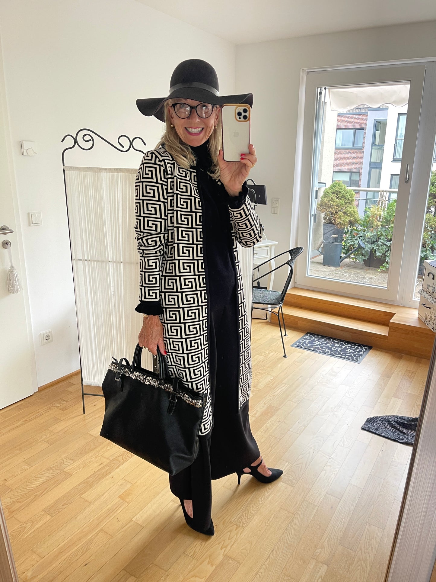 Mantel ENZO €119,90; grandioser Style in Black&White🍂