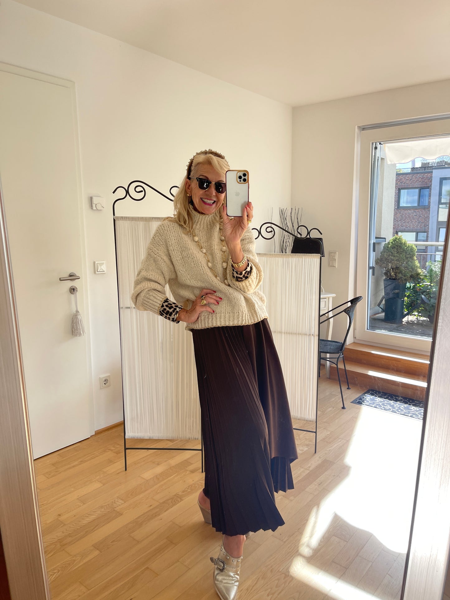 Pullover SAMANTHA beige €89,90; zarte Farben auch an kühlen Tagen🍂