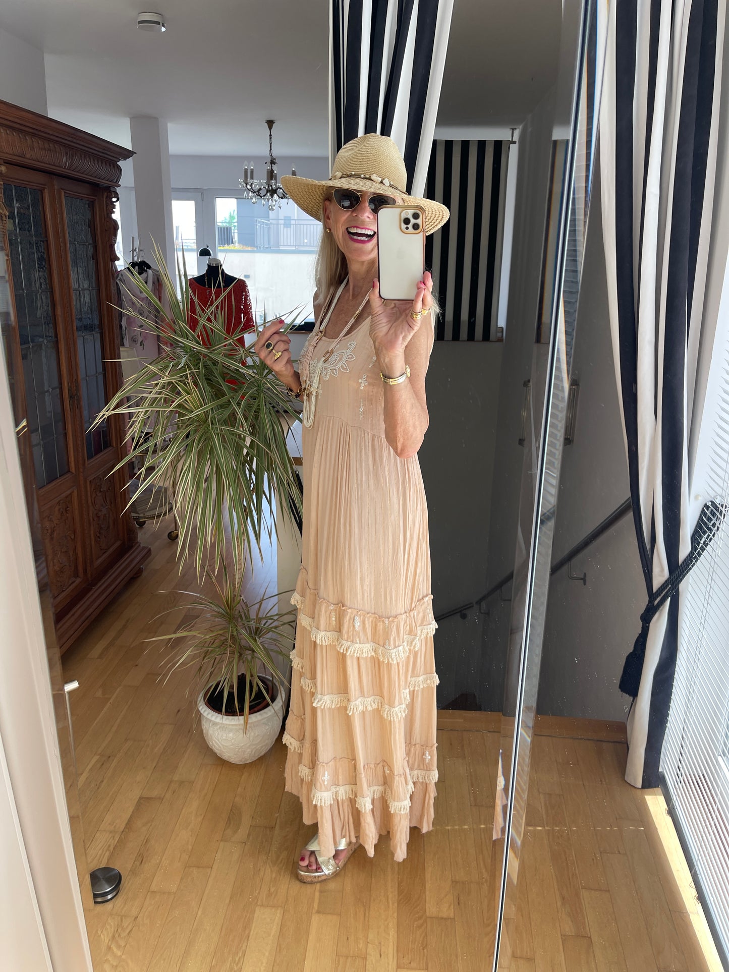Kleid PALLAK €129,90; da kann der Sommer ewig dauern