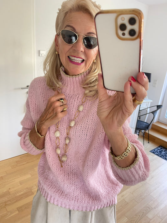 Pullover SAMANTHA rose €89,90; zarte Farben auch in kühlen Tagen🍂