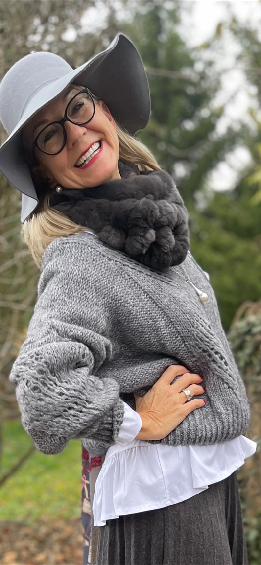 Schal rund anthrazit Fell;  €79,90 €🤍; ein besonders edles Accessoire, auch als Kragen zu tragen