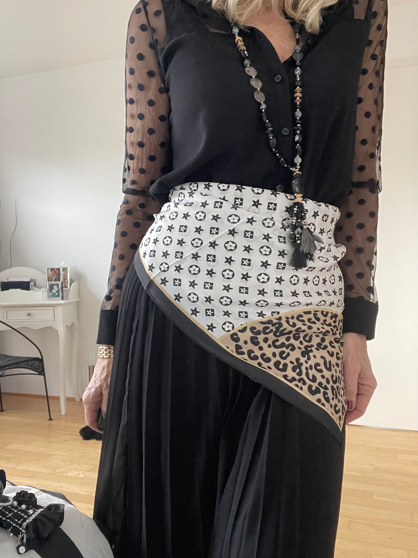 Schal/Nickituch KANDIA €29,90; ein wunderschönes Accessoire, peppt Schlichtes auf!!