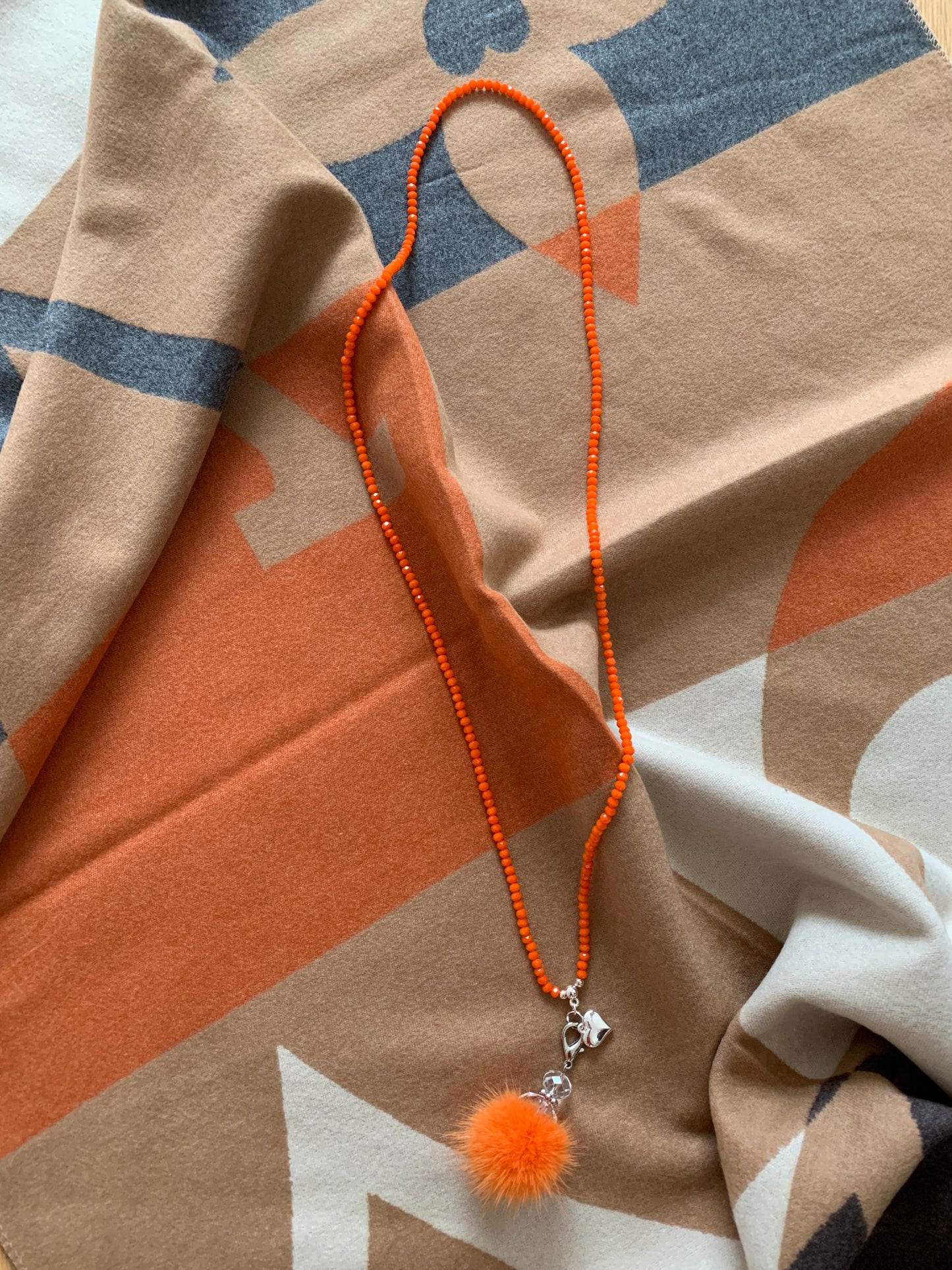 Kette, stylische Puschel-Longkette orange € 69,90