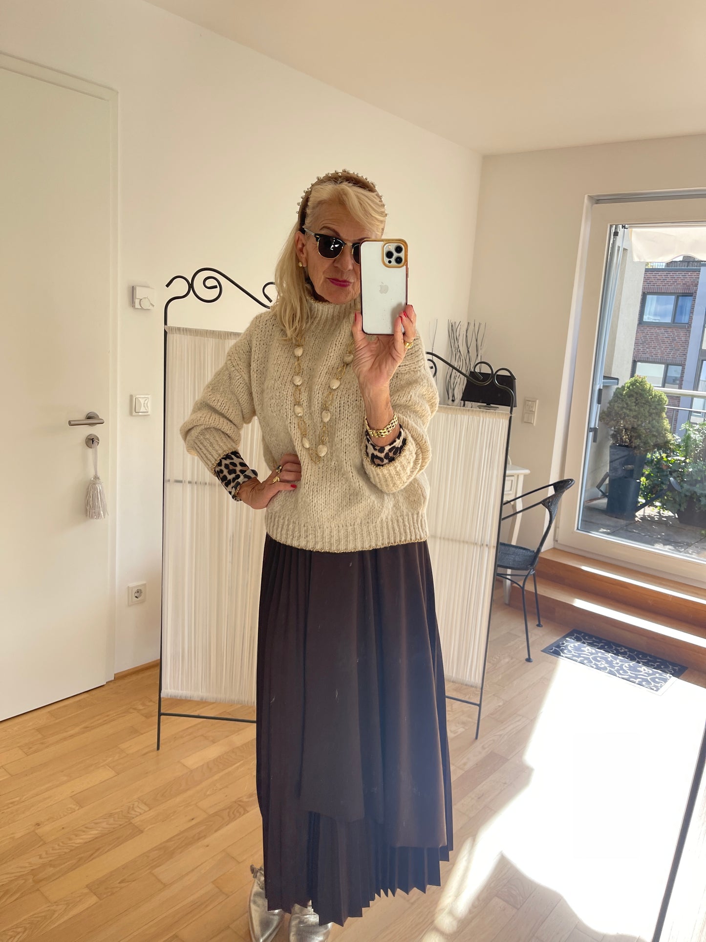 Pullover SAMANTHA beige €89,90; zarte Farben auch an kühlen Tagen🍂