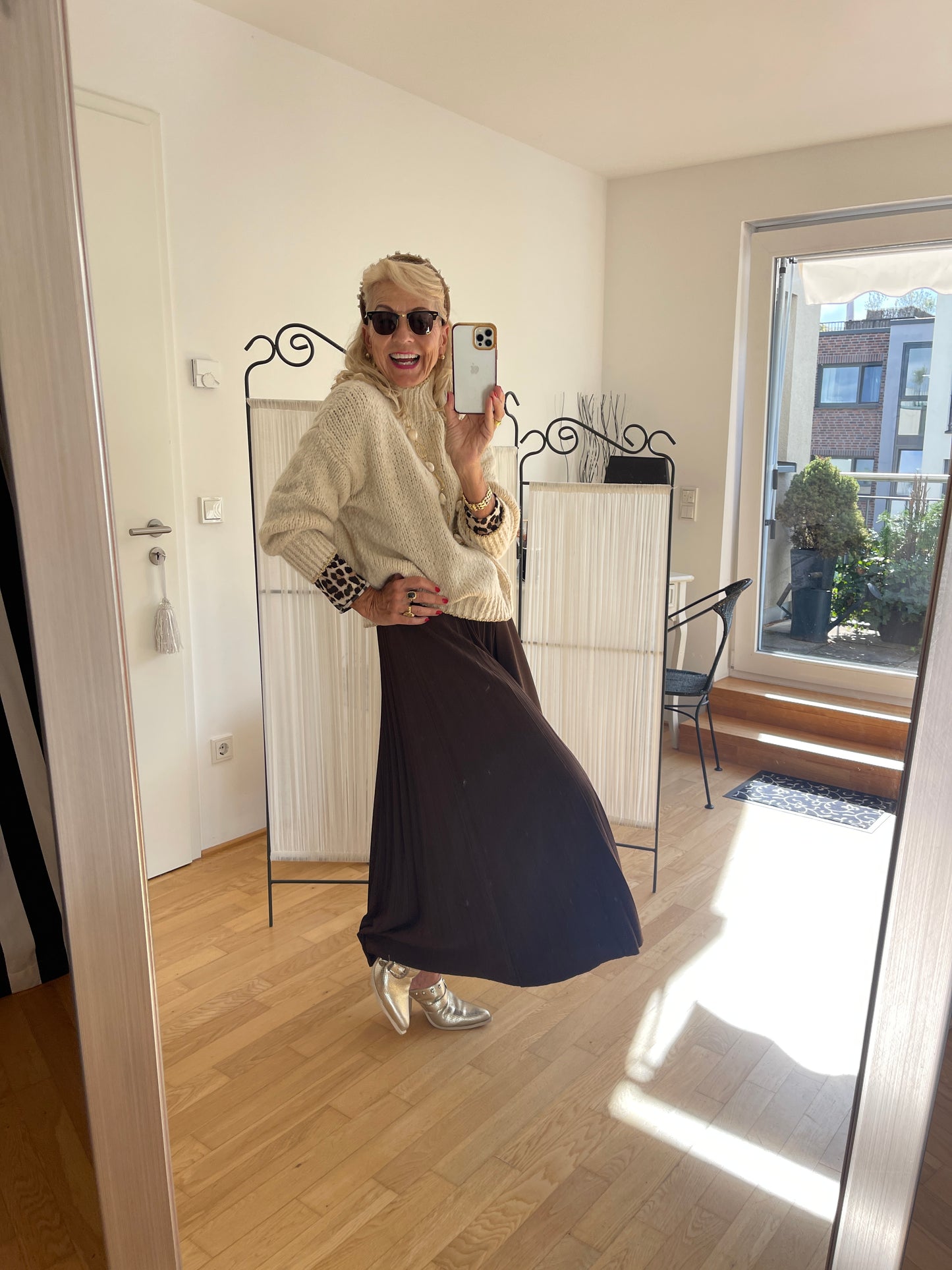 Pullover SAMANTHA beige €89,90; zarte Farben auch an kühlen Tagen🍂