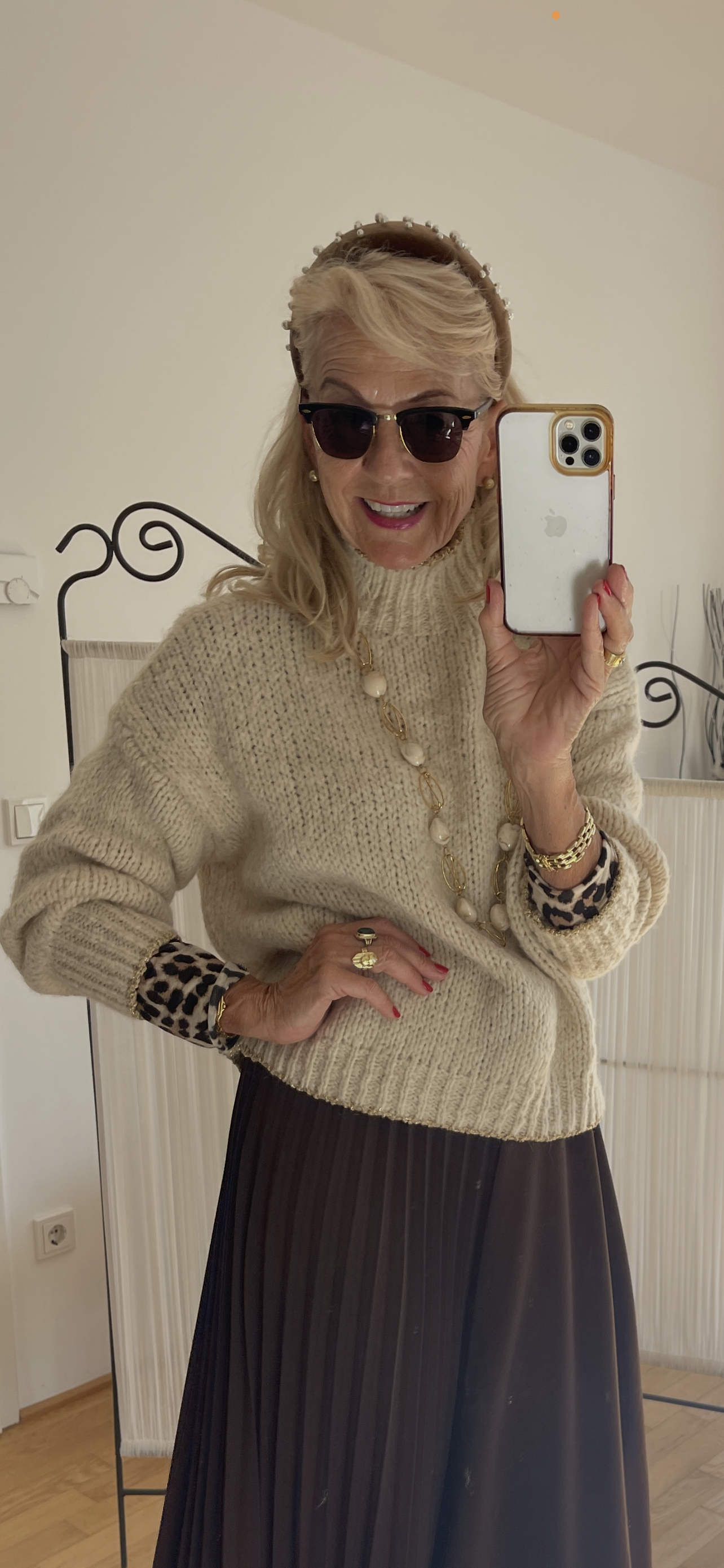 Pullover SAMANTHA beige €89,90; zarte Farben auch an kühlen Tagen🍂