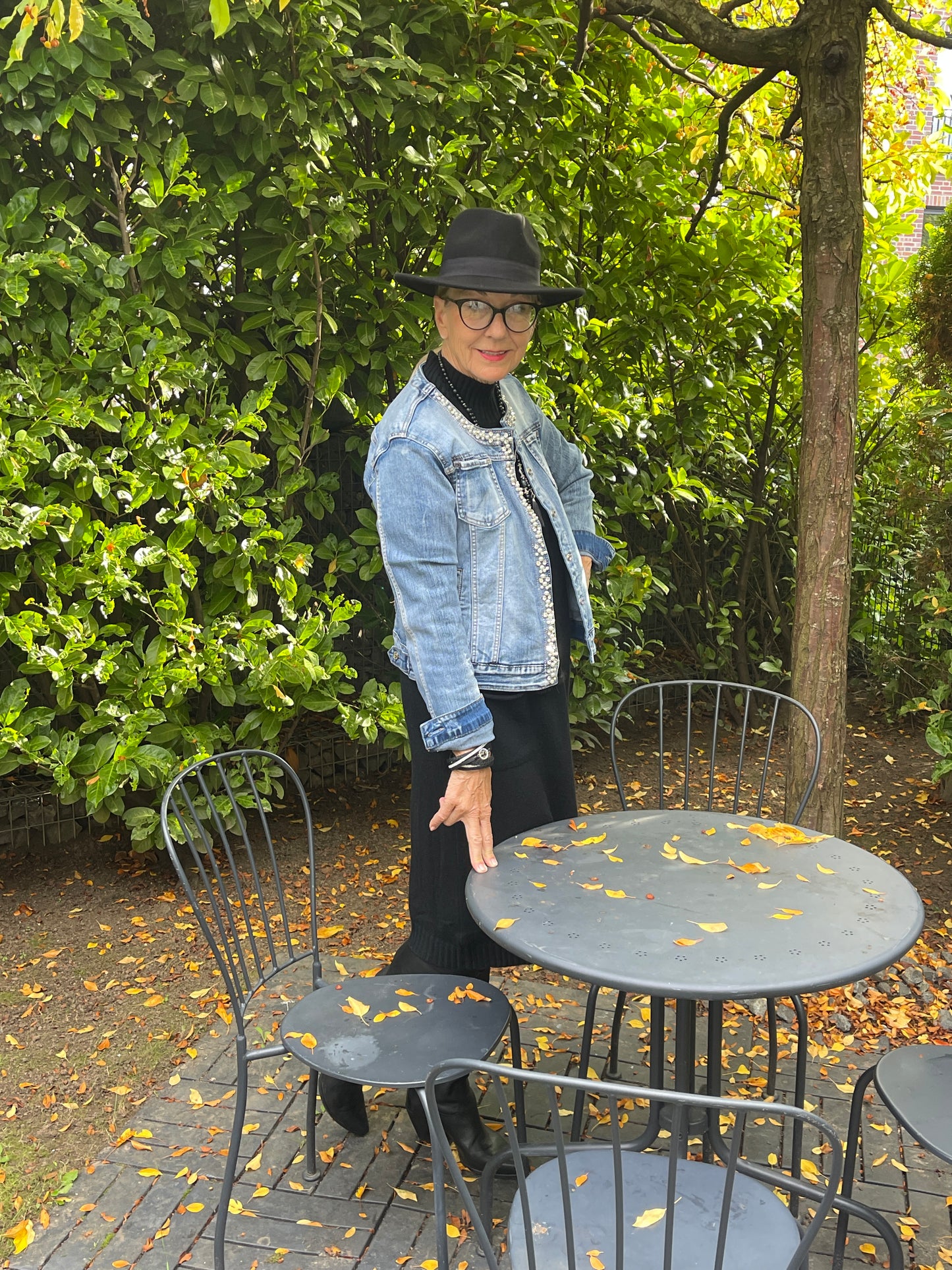Jacke KIKKI €79,90 statt €99,90; „ Im Black-Friday-Outlet“, super edel wie lässige Jeans-Jacke; unser FASHIONISTA-TIP