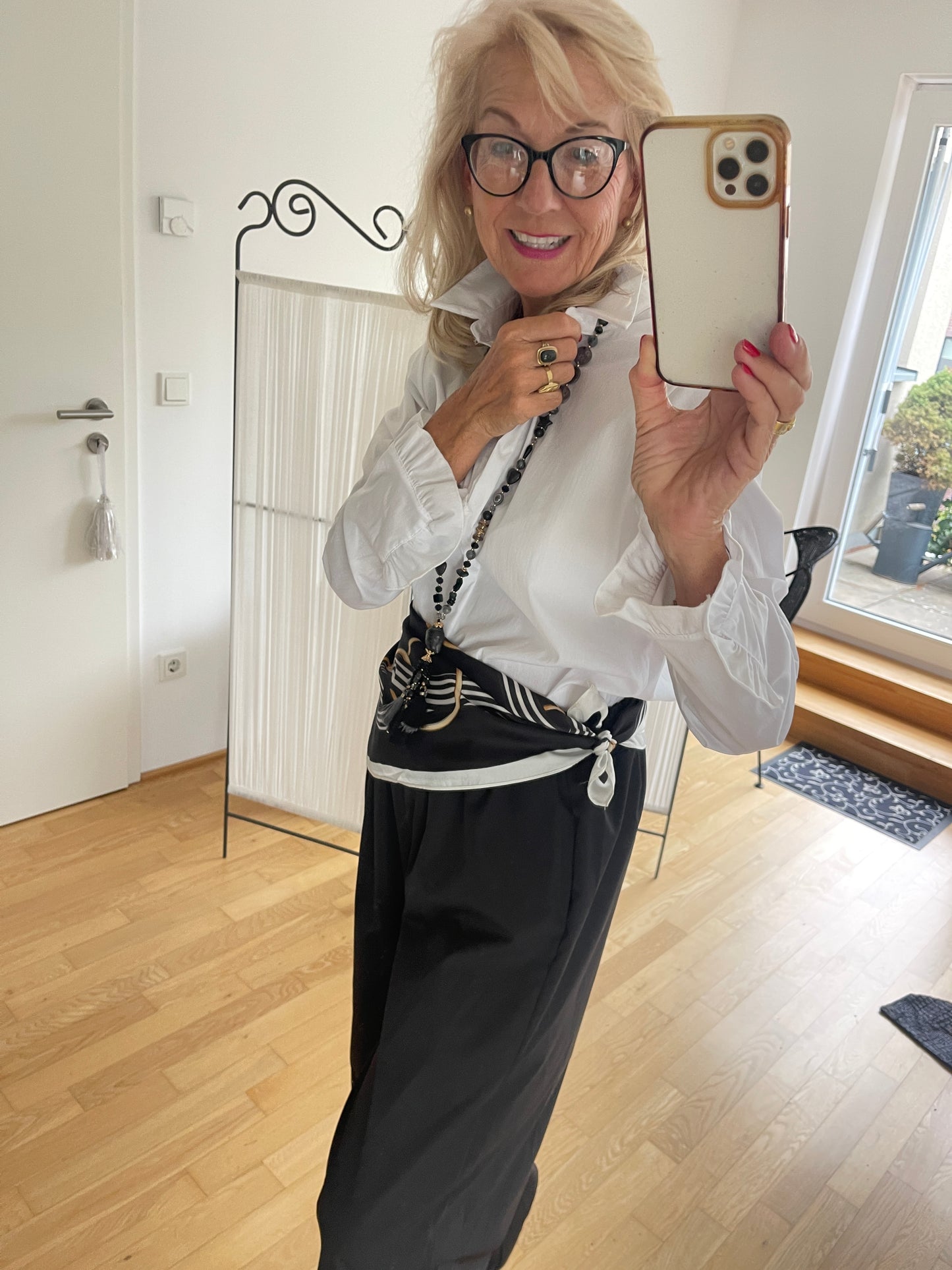 Bluse MAMARIS white €79,90; edler Klassiker mit dem gewissen Etwas🍁