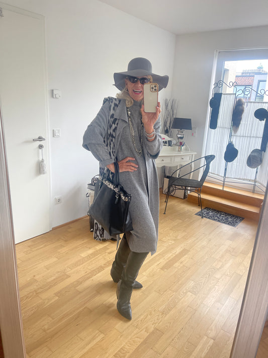 Mantel MERAN grey; jetzt €69,90 statt €129,90; „Im Black-Friday-Outlet“ super ausgefallener Strickmantel, der seines Gleichen sucht