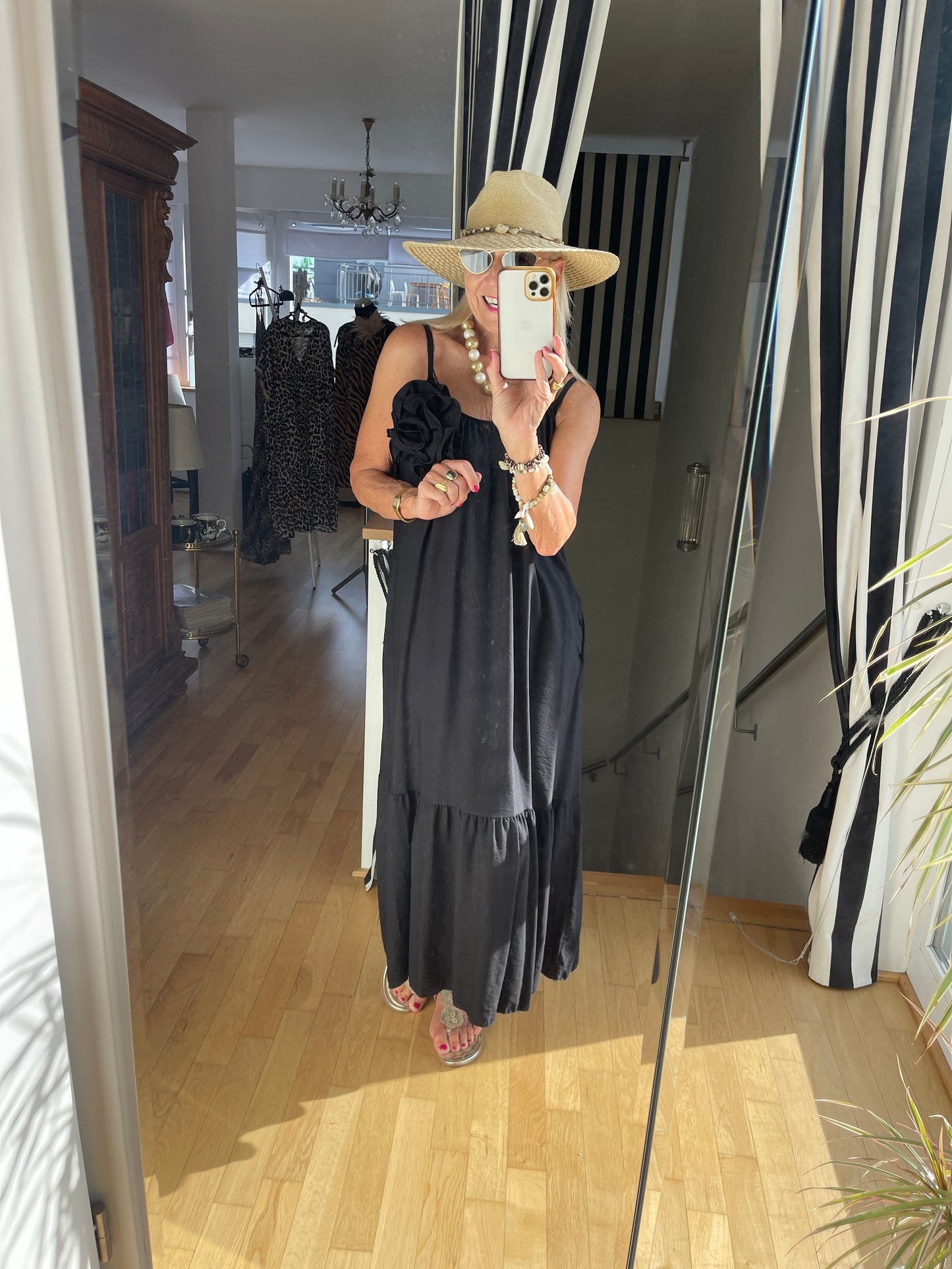 Kleid ROSETTE €89,90 statt €129,90; … so ein schickes „ KLEINES SCHWARZES“ gehört in jeden Kleiderschrank