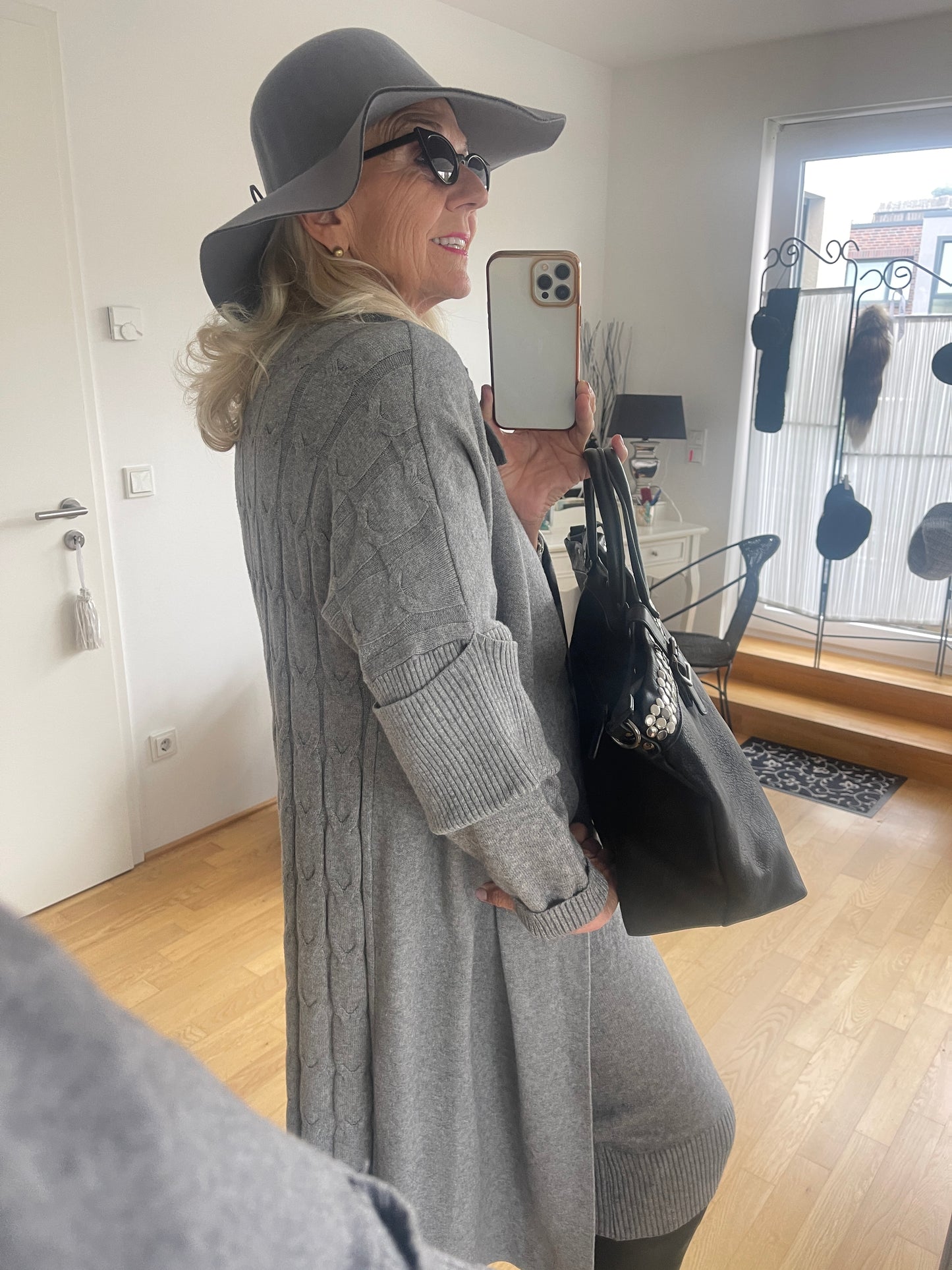 Mantel MERAN grey; jetzt €69,90 statt €129,90; „Im Black-Friday-Outlet“ super ausgefallener Strickmantel, der seines Gleichen sucht