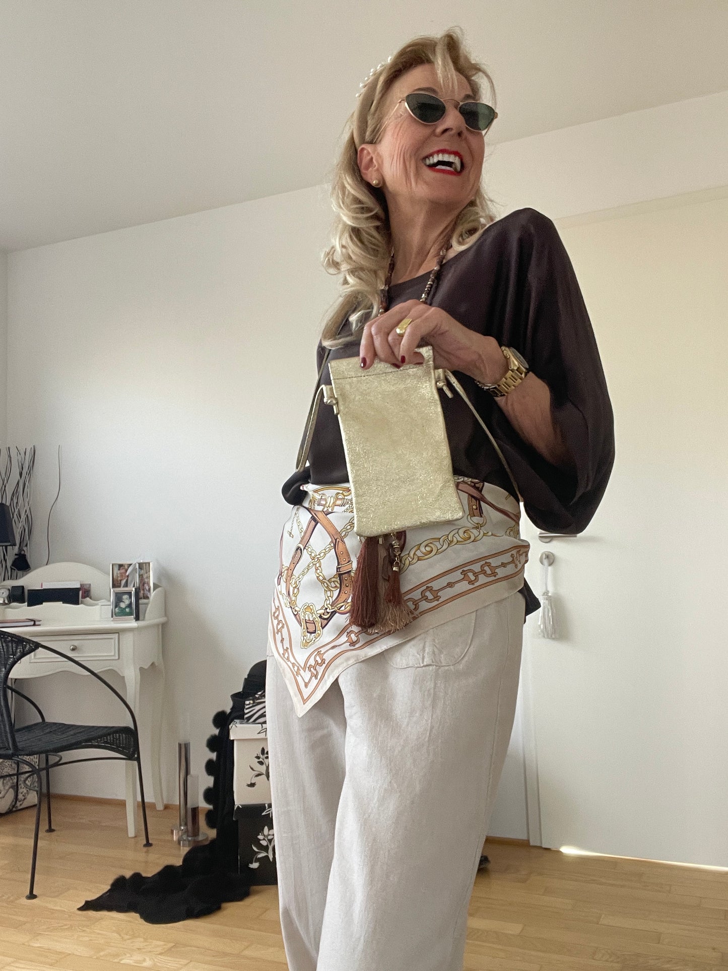 Tasche HANDY gold €29,90; ein mega schickes wie praktisches Accessoires