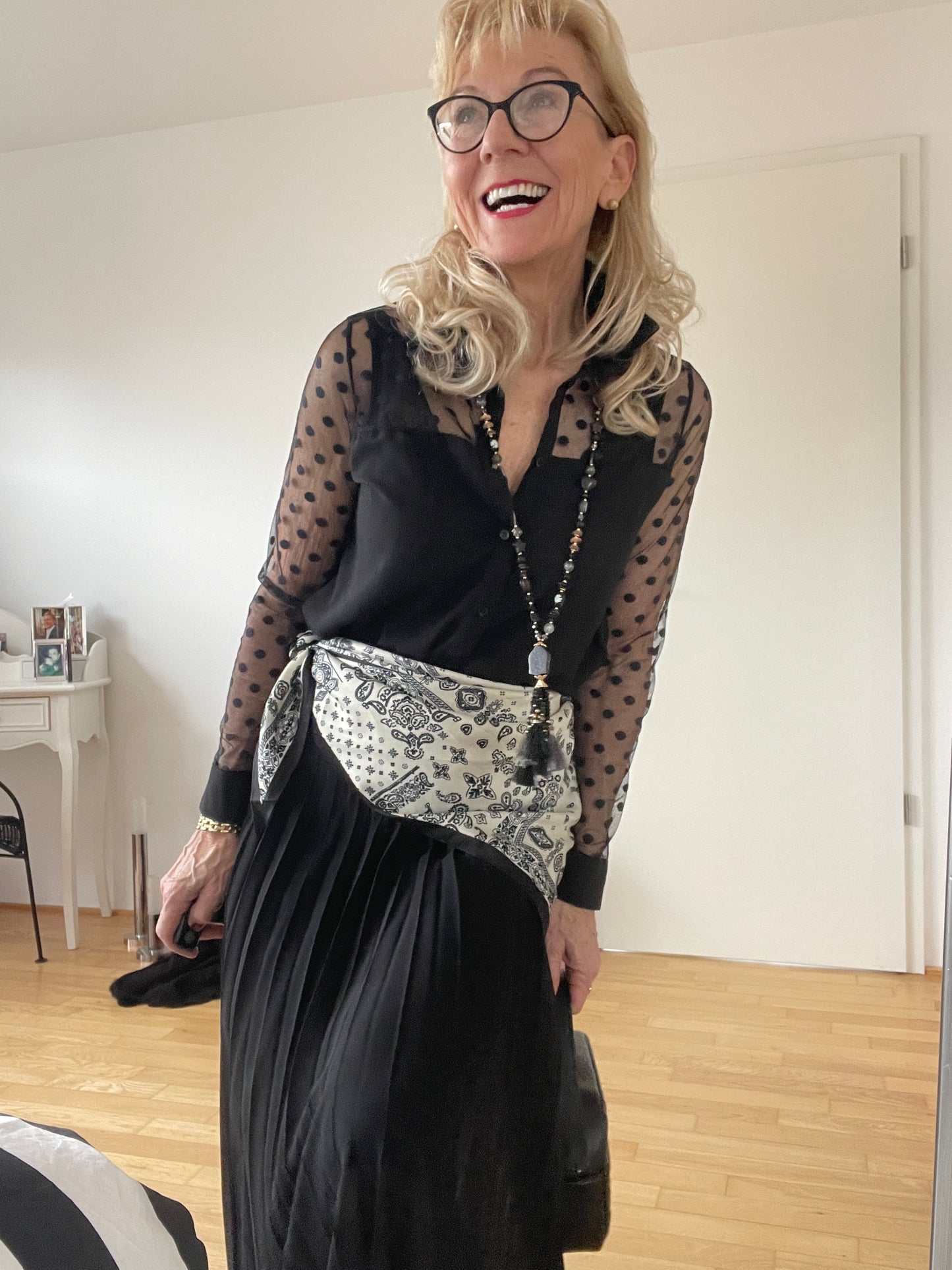 Bluse NEW STYLE black €79,90;.. mit ein ganz klein wenig Sexappeal