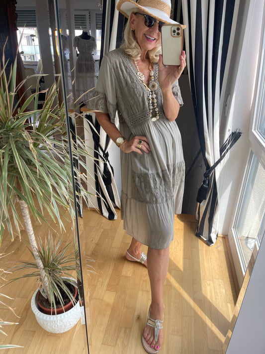 Kleid PETZI taupe €99,90; wunderbar leger für luftige Sommertagen
