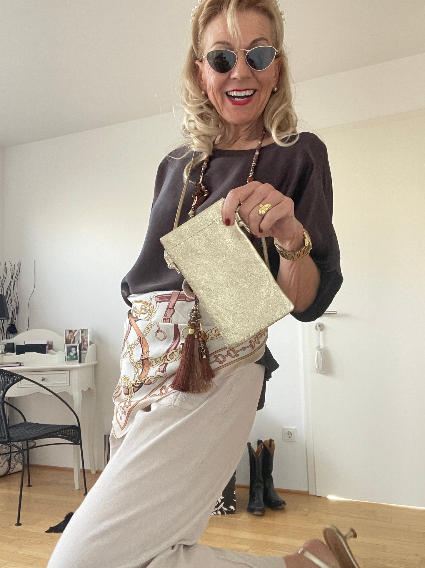 Tasche HANDY gold €29,90; ein mega schickes wie praktisches Accessoires
