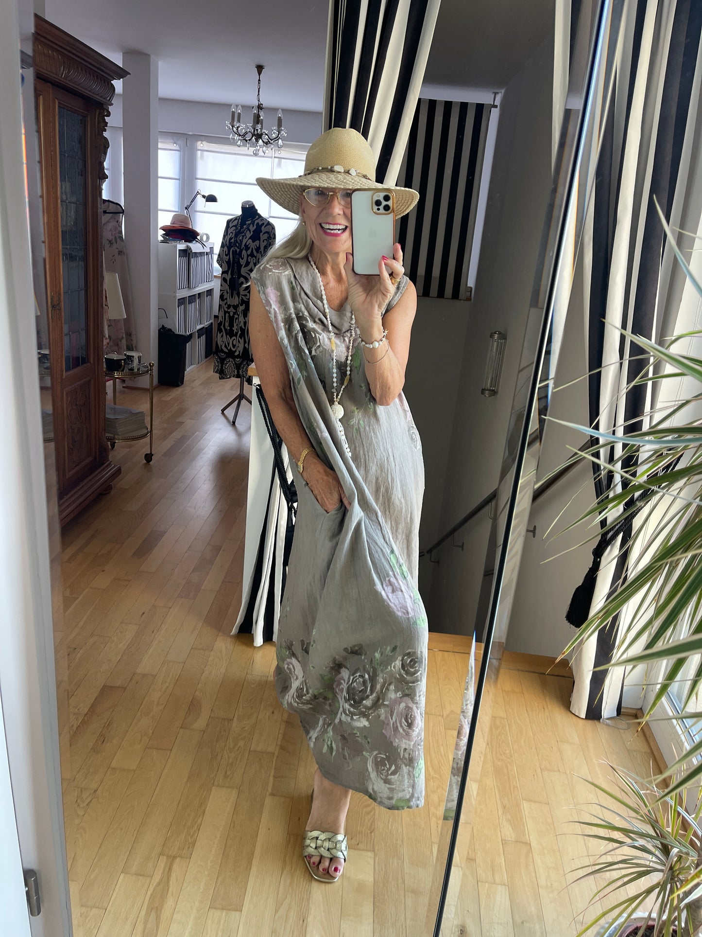 Kleid CARLOTTA nougat €79,90 statt €109,90;… Kleider machen Leute… Modell CARLOTTA hält Wort