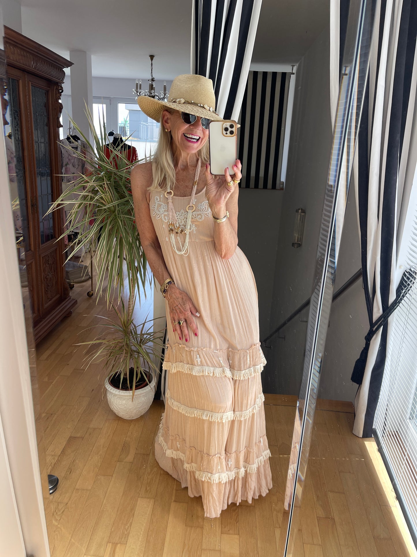 Kleid PALLAK €129,90; da kann der Sommer ewig dauern