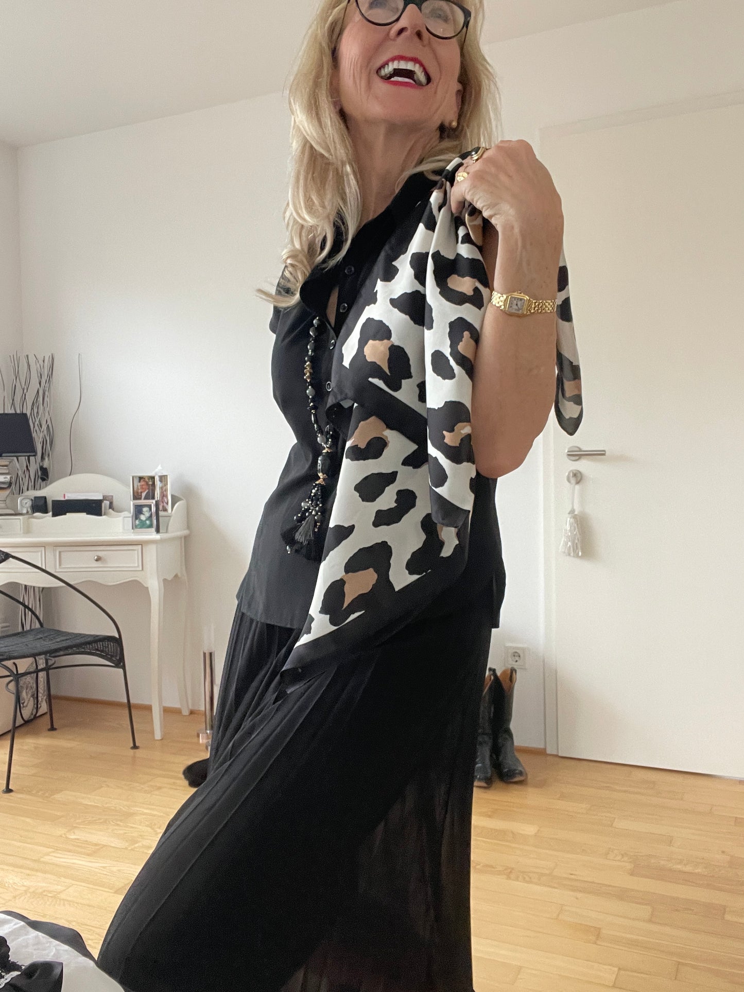 Schal/NICKTUCH CAMILLE €29,90; BLACK& WHITE mit einem Schuss LEO