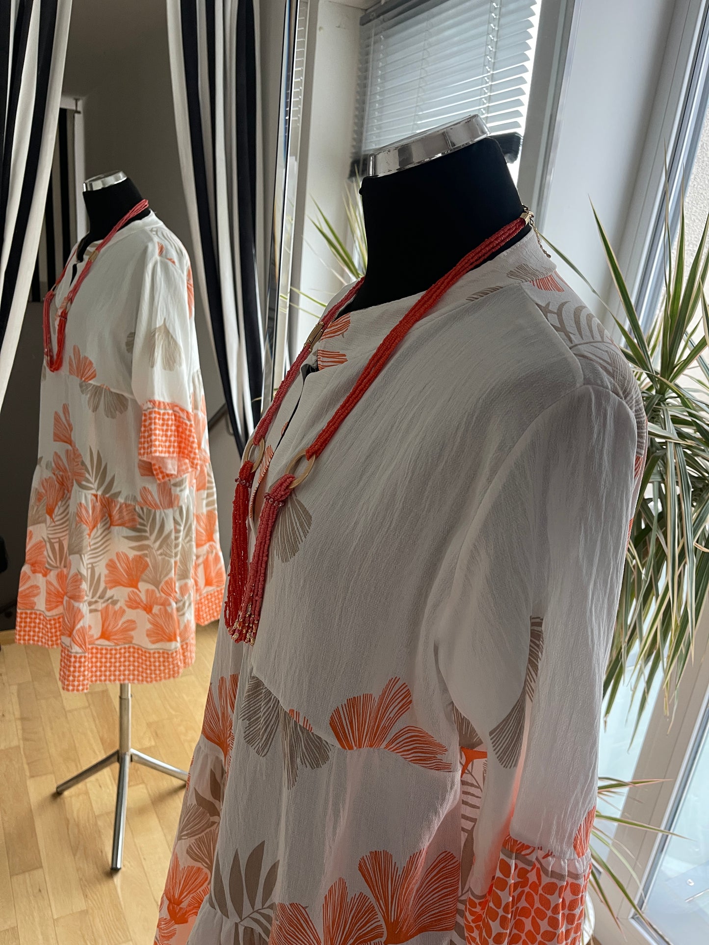 Tunika GINKO orange, beige-champagner €69,90; lässiger One-Size-Schnitt, toller Print, klasse Material… perfektes Summeroutfit