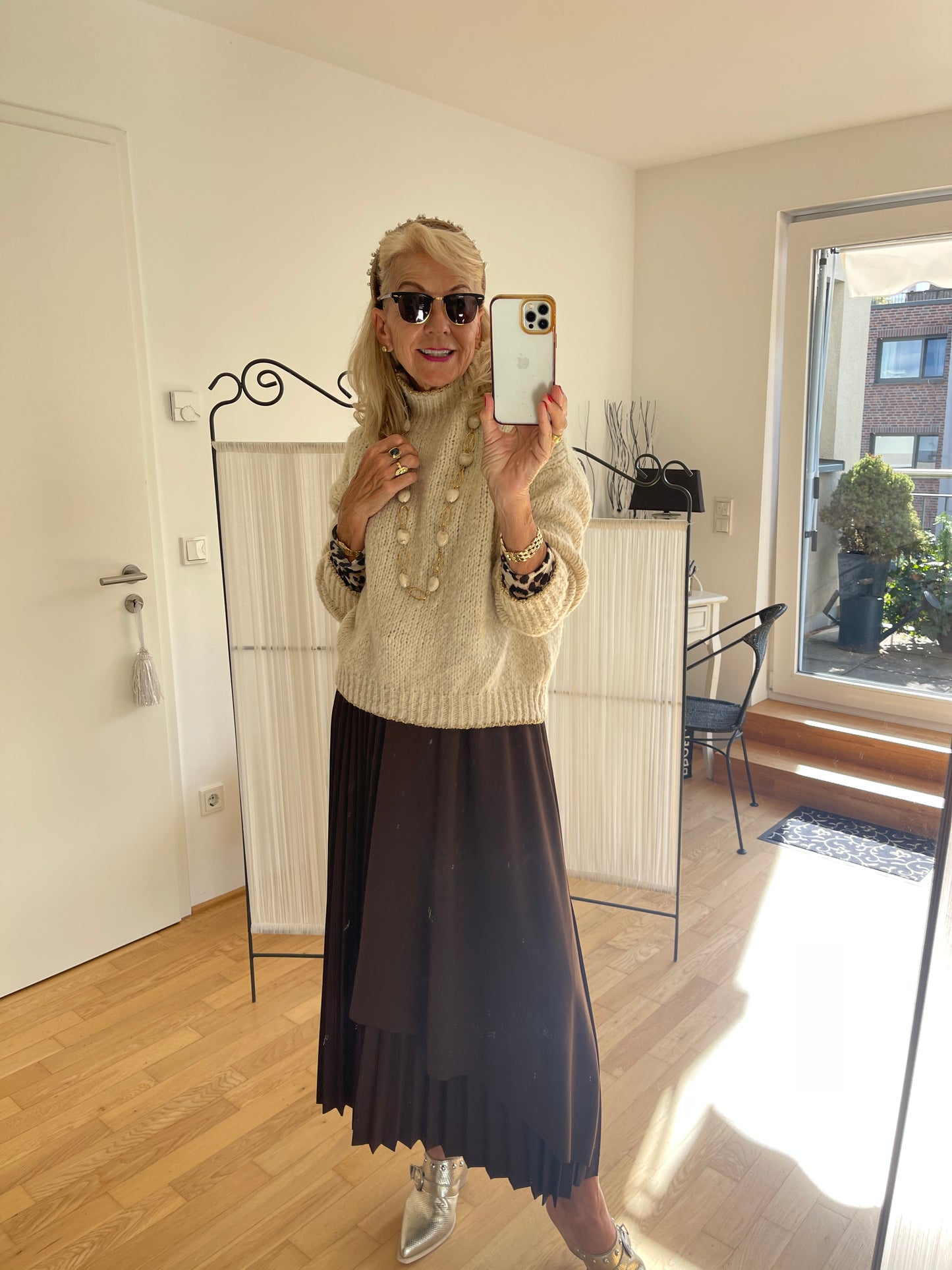 Pullover SAMANTHA beige €89,90; zarte Farben auch an kühlen Tagen🍂