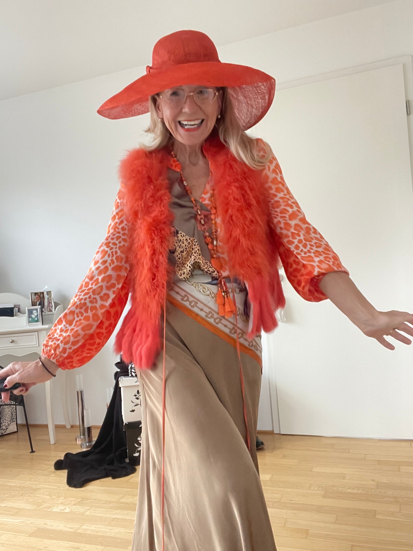Weste PUSCHEL orange €119,90; super stylische Fell-Fake-Weste