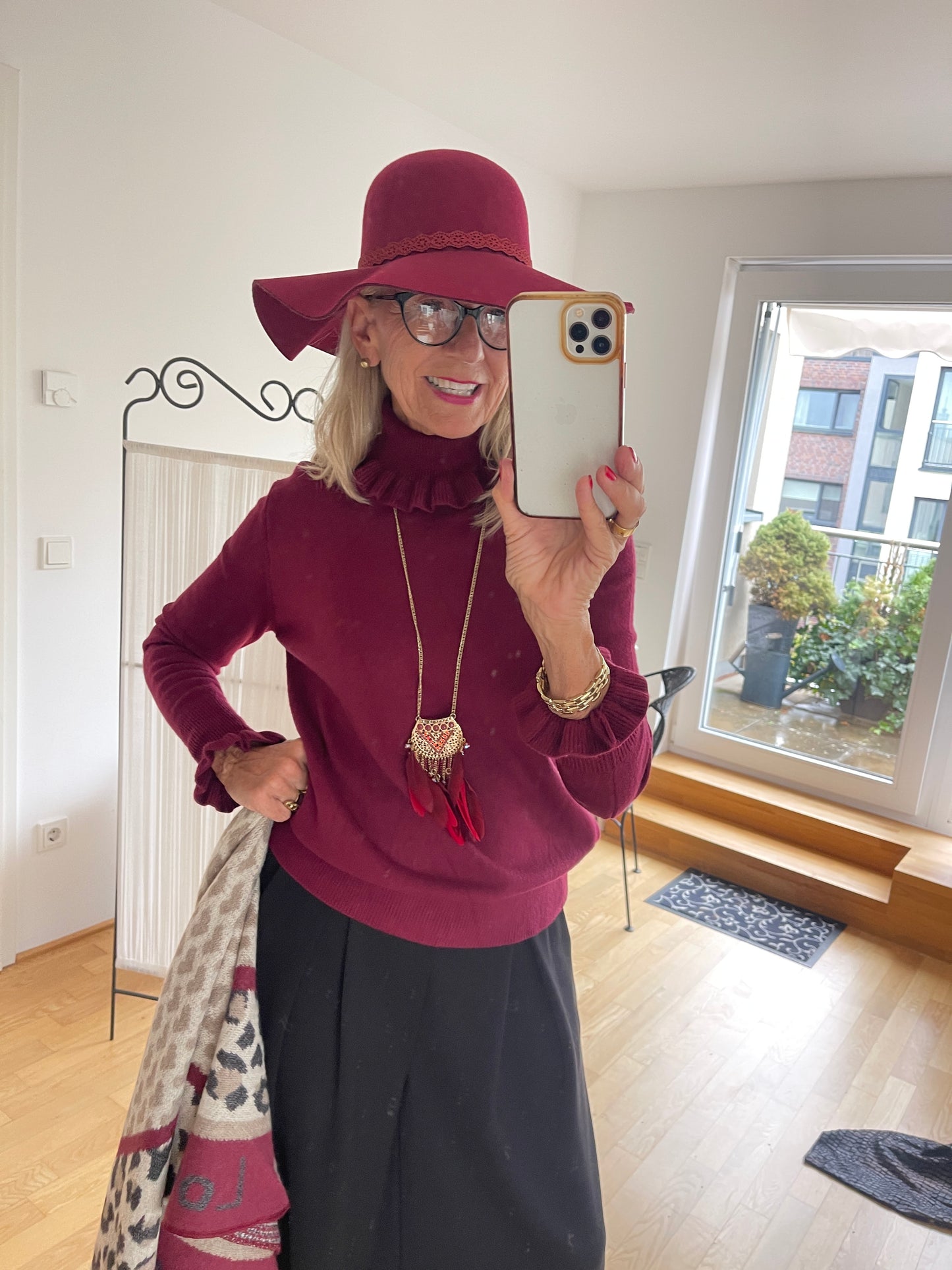 Pullover JELO bordeaux €69,90; Basic-Look trifft Raffinesse🍁