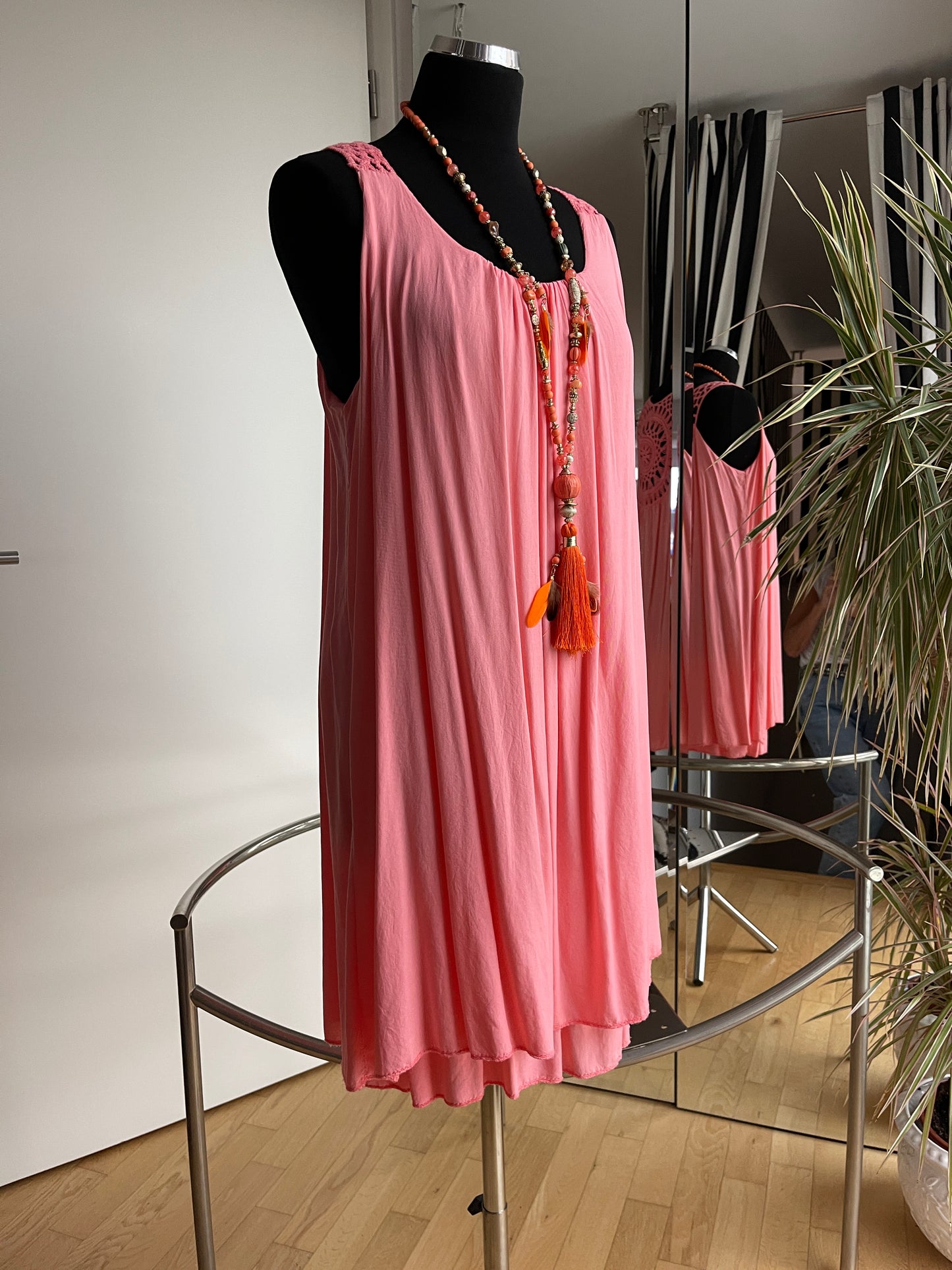 Kleid BURMA lachs €59,90 statt €79,90; ein schöner Rücken kann auch entzücken