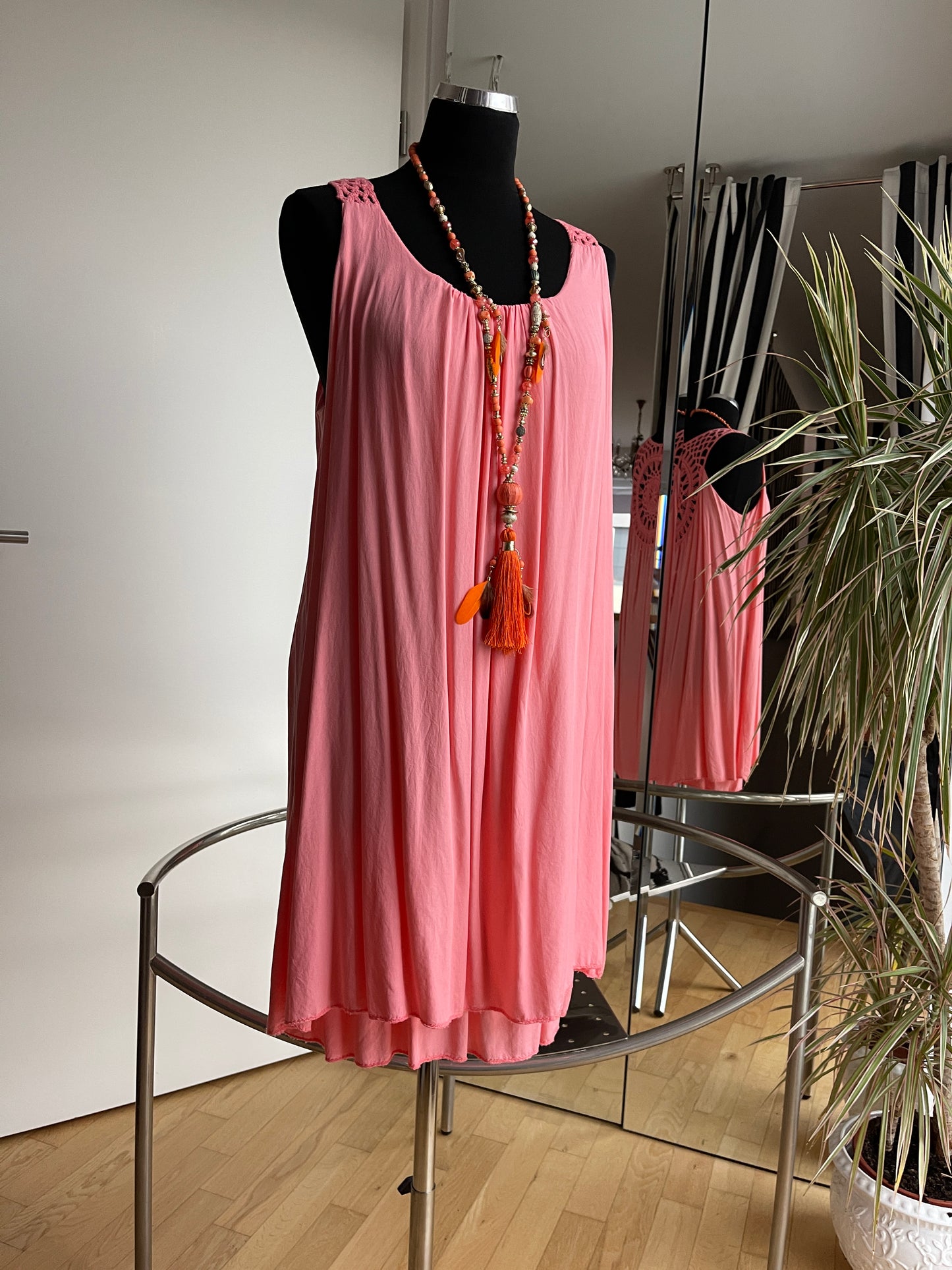 Kleid BURMA lachs €59,90 statt €79,90; ein schöner Rücken kann auch entzücken
