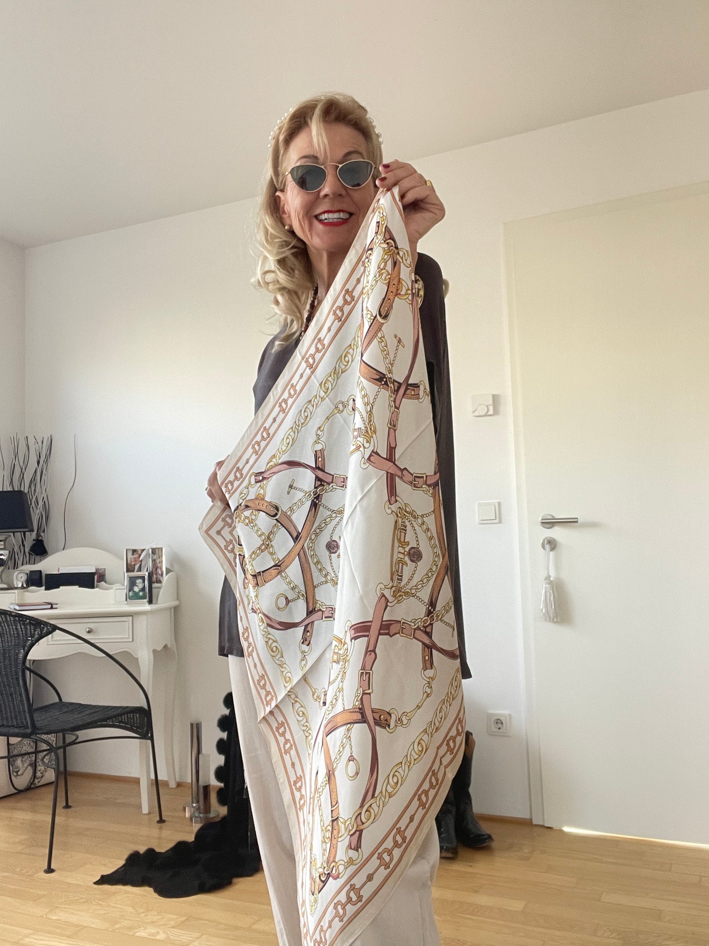 Schal „ Nickituch LOUIS“ €29,90; das stylische Accessoire der Saison