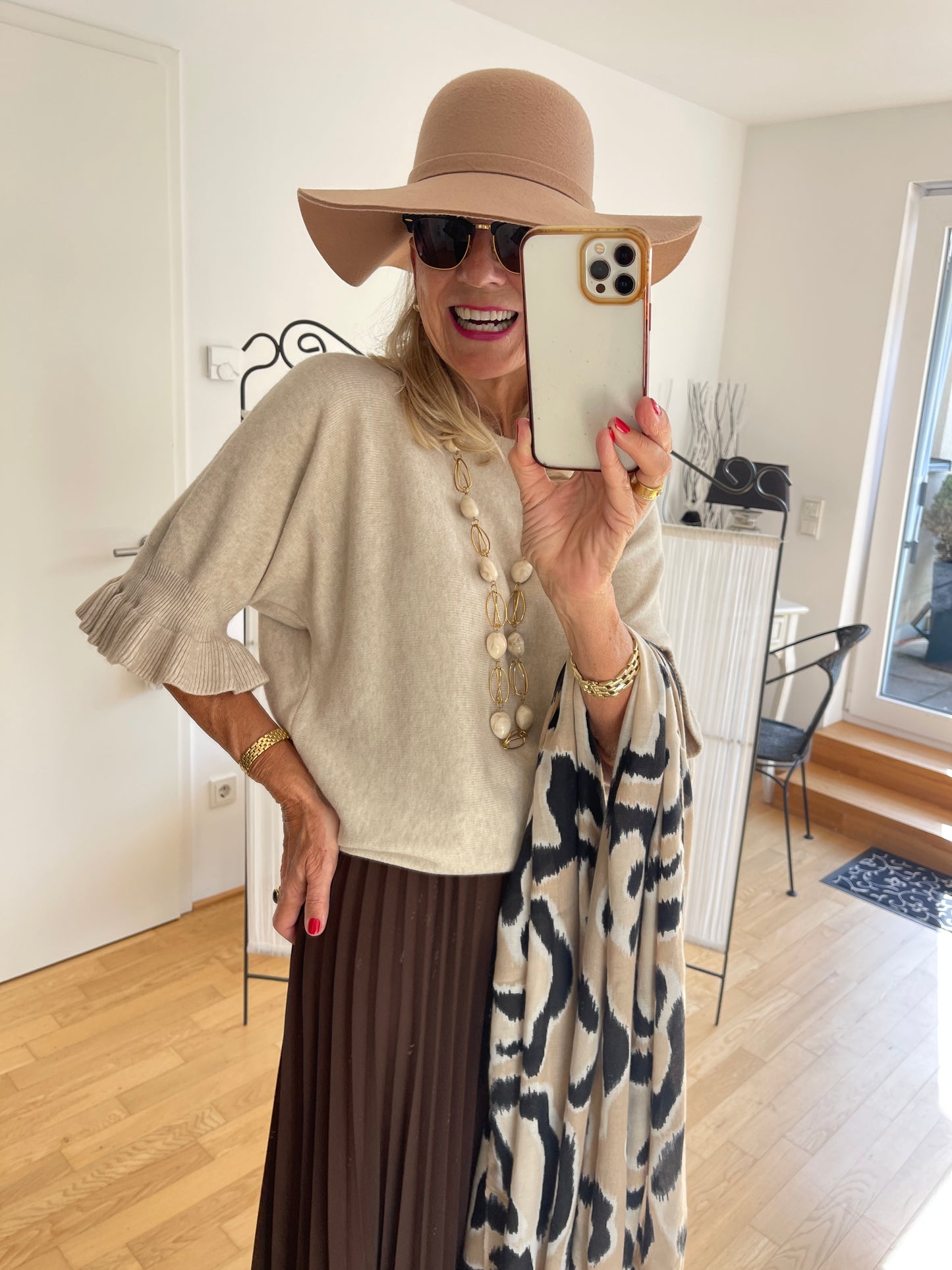 Schal TROJA €49,90; stylischer Schal, edel und extravagant