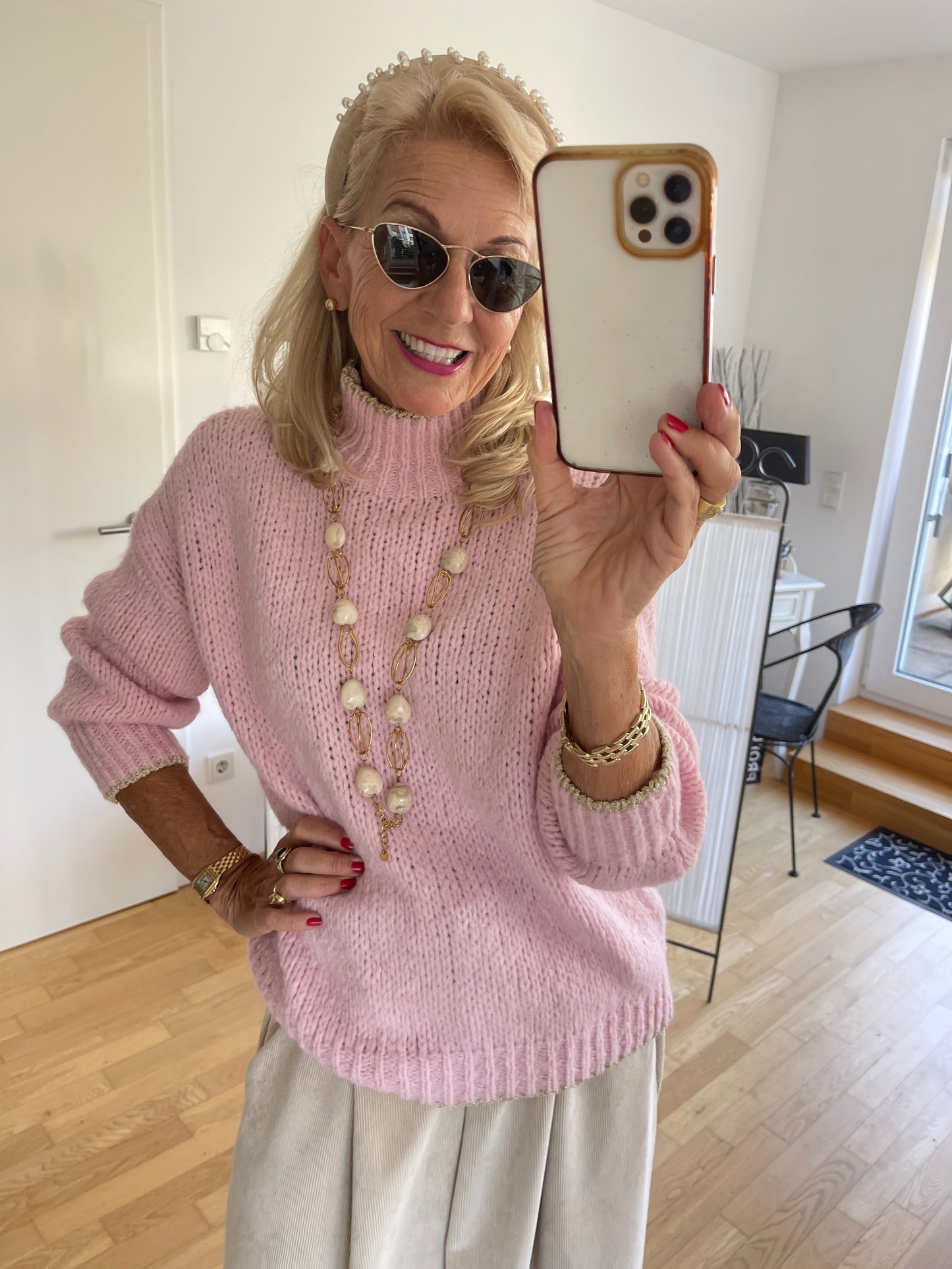 Pullover SAMANTHA rose €89,90; zarte Farben auch in kühlen Tagen🍂