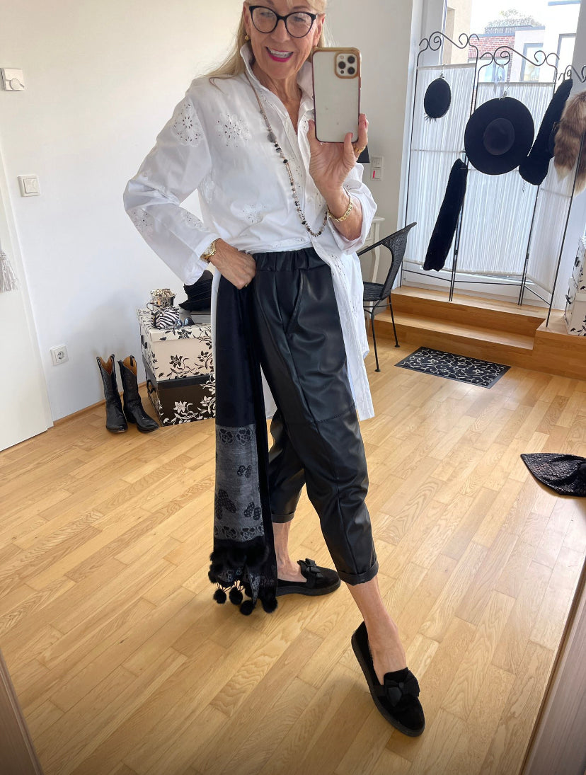 Hose OZIAS black Gr.M/L;  „JETZT SCHON IM BLACK-FRIDAY OUTLET“ nur noch €49,90 statt €99,90 super sitzendes Vegan-Leather-Modell