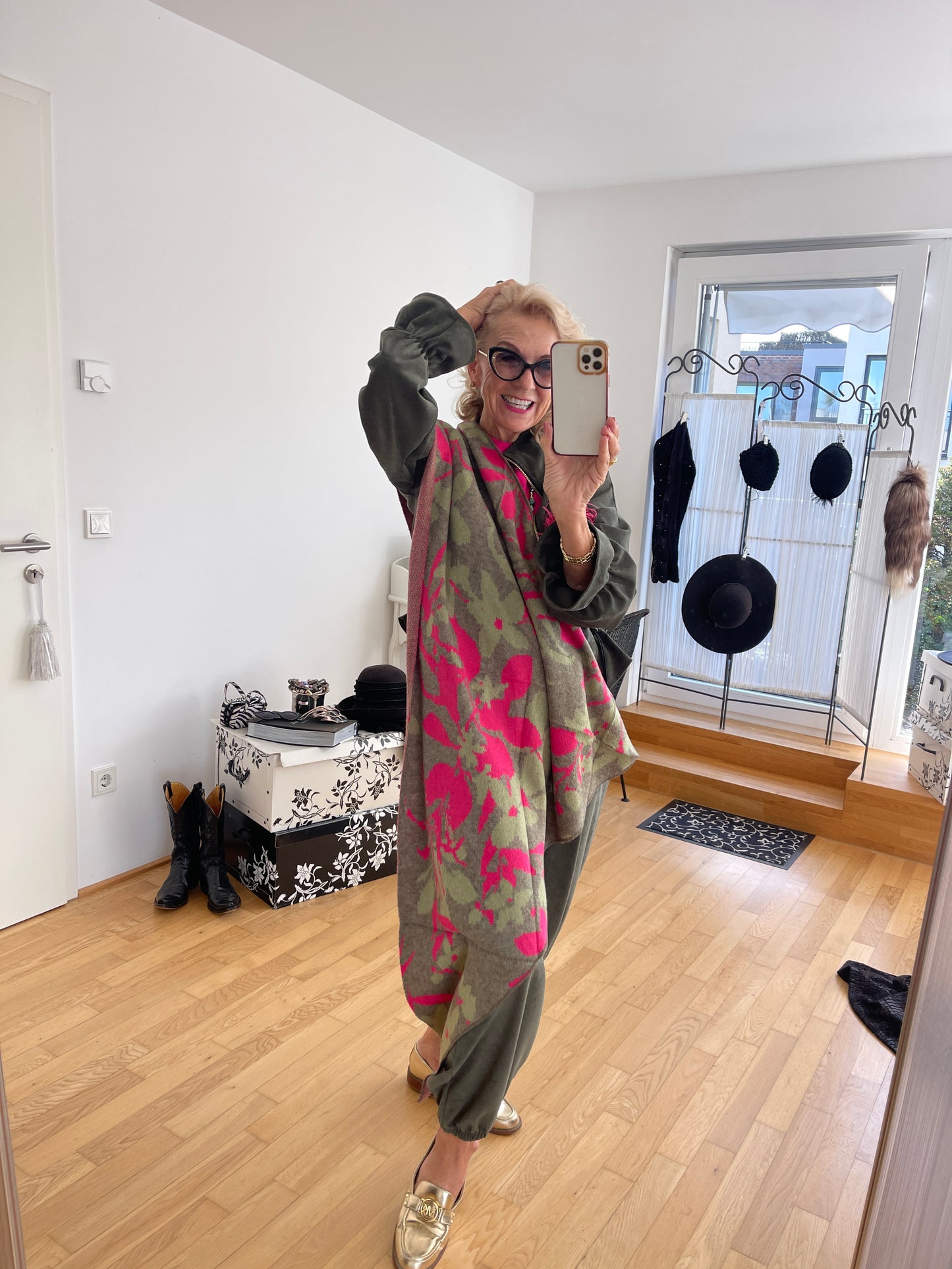 Schal CARLO €49,90 oliv/pink ; die tolle Farbkombi, der neue Look.. einfach perfekt!🍁