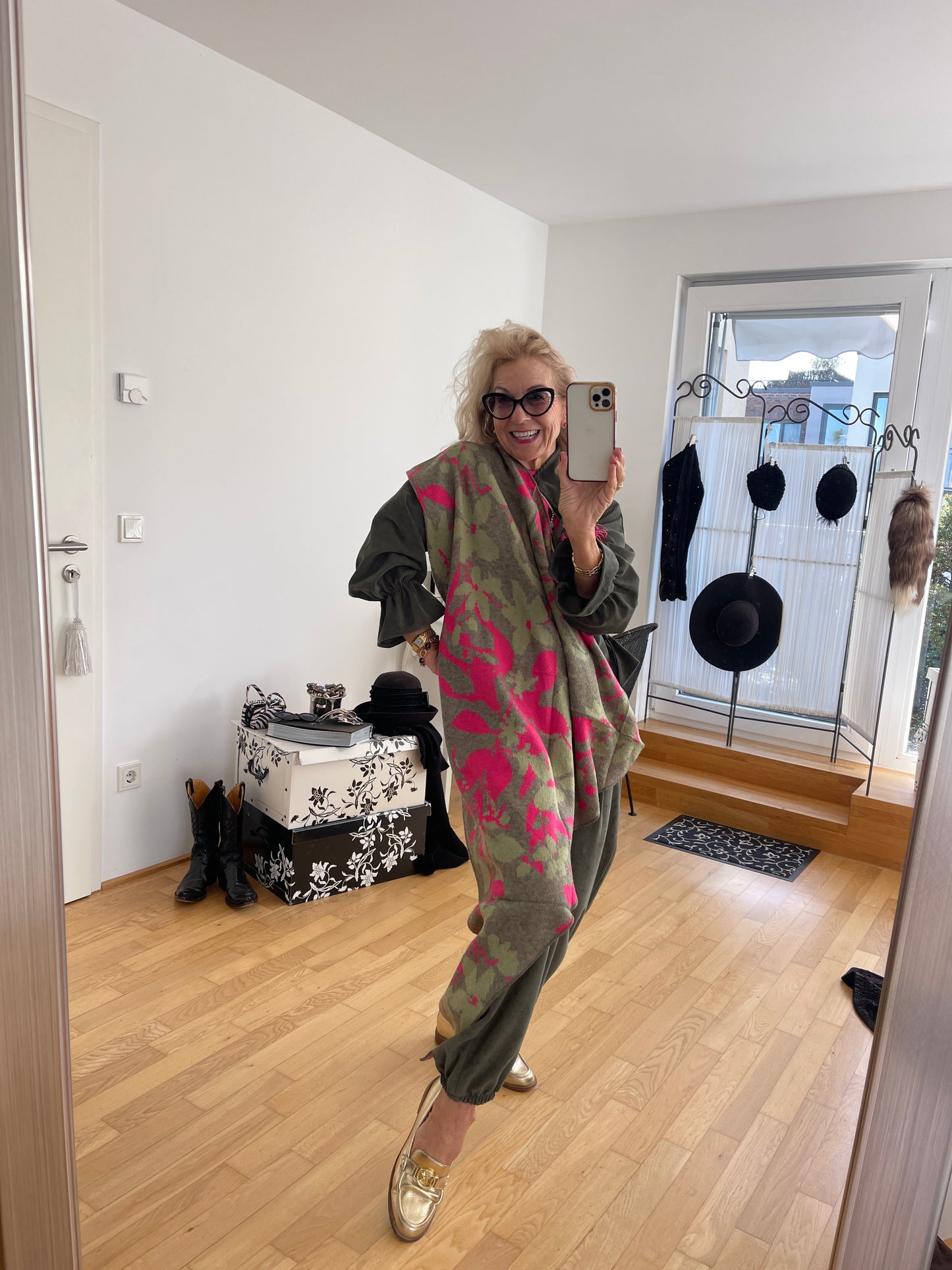 Schal CARLO €49,90 oliv/pink ; die tolle Farbkombi, der neue Look.. einfach perfekt!🍁