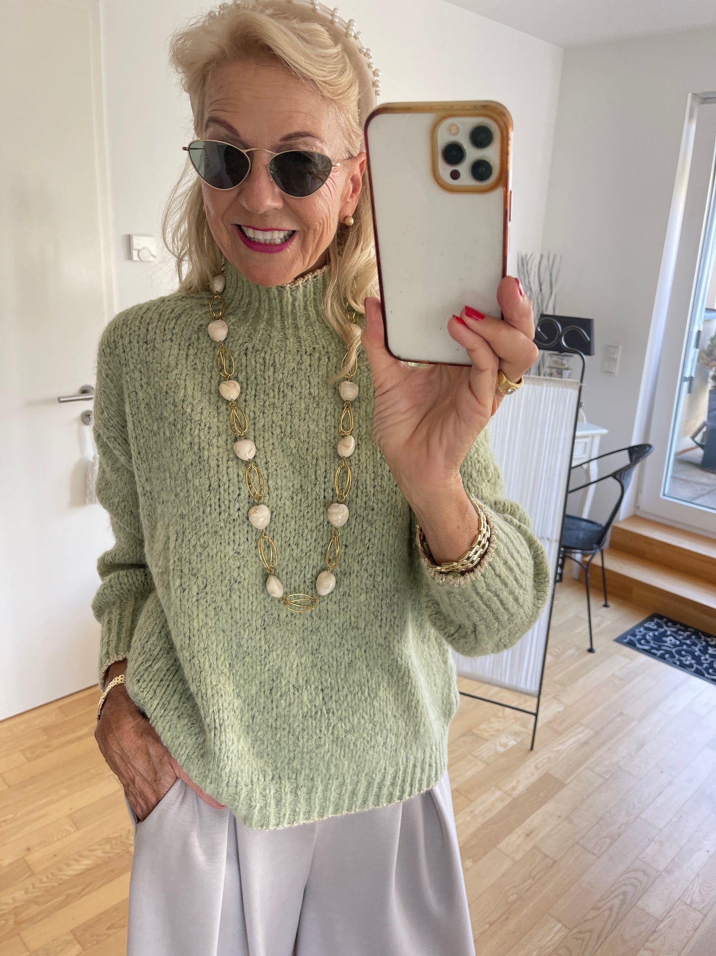 Pullover SAMANTHA green €89,90; zarte Farben auch an kühlen Tagen🍂