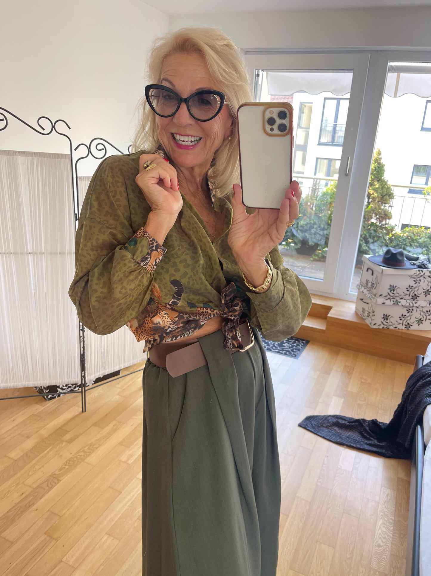 Bluse KASTORIA oliv €89,90; diesem Modell kann man doch gar nicht widerstehen!!