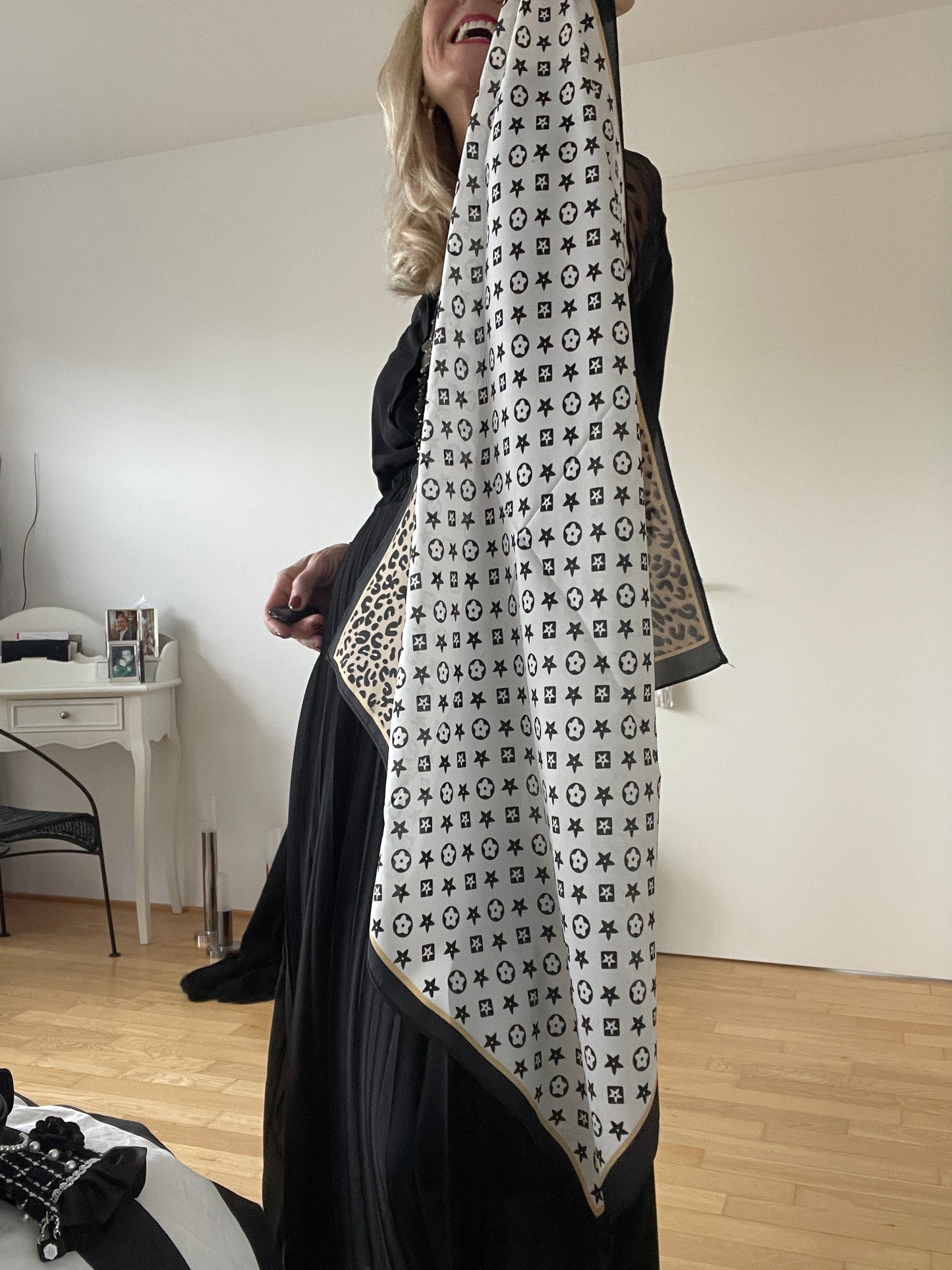 Schal/Nickituch KANDIA €29,90; ein wunderschönes Accessoire, peppt Schlichtes auf!!