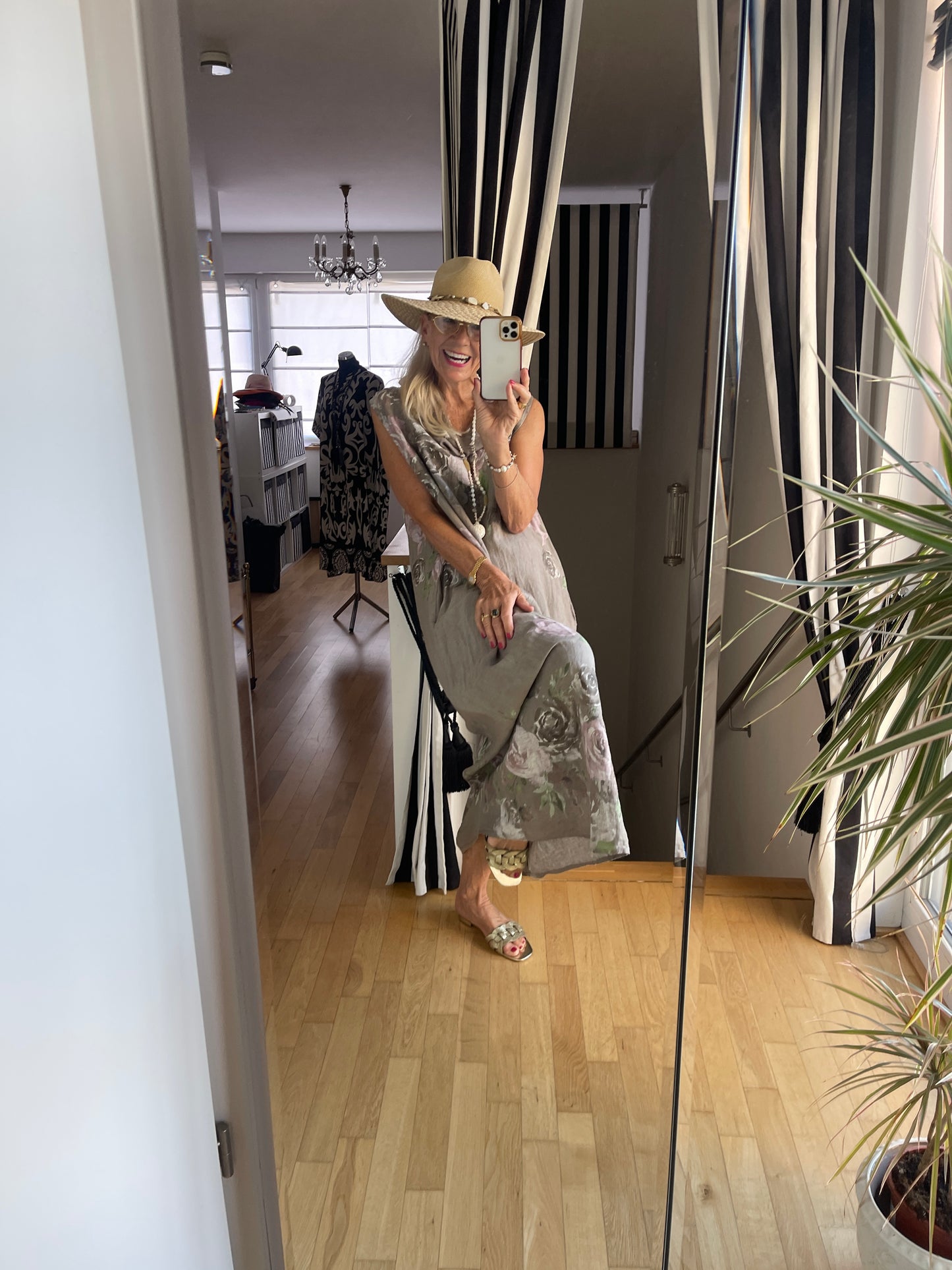 Kleid CARLOTTA nougat €79,90 statt €109,90;… Kleider machen Leute… Modell CARLOTTA hält Wort