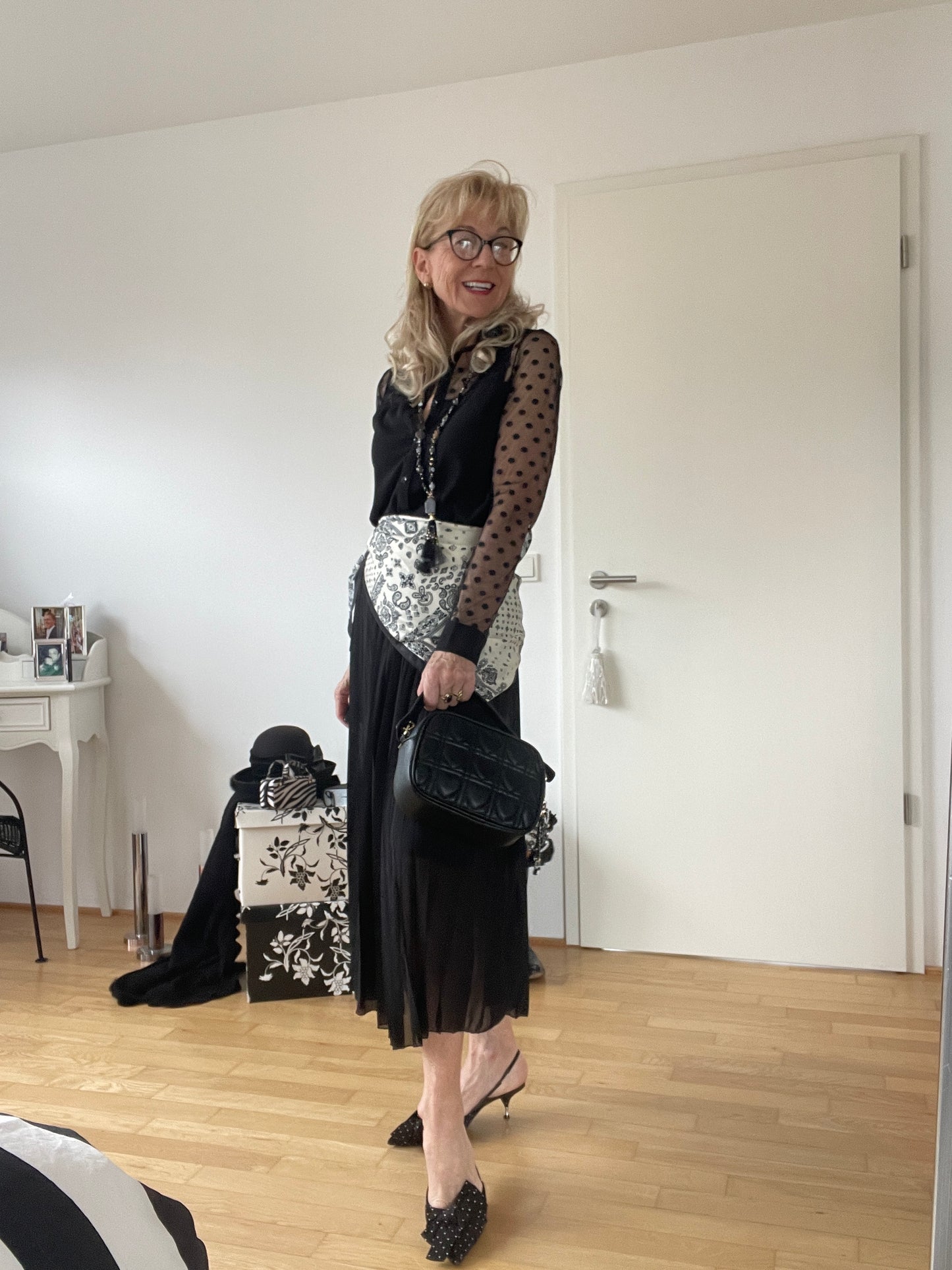 Bluse NEW STYLE black €79,90;.. mit ein ganz klein wenig Sexappeal