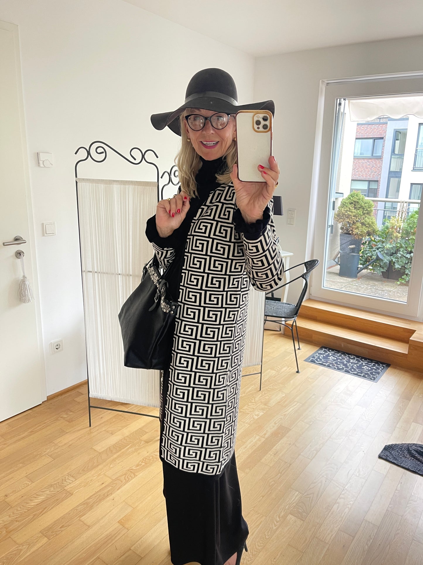 Mantel ENZO €119,90; grandioser Style in Black&White🍂