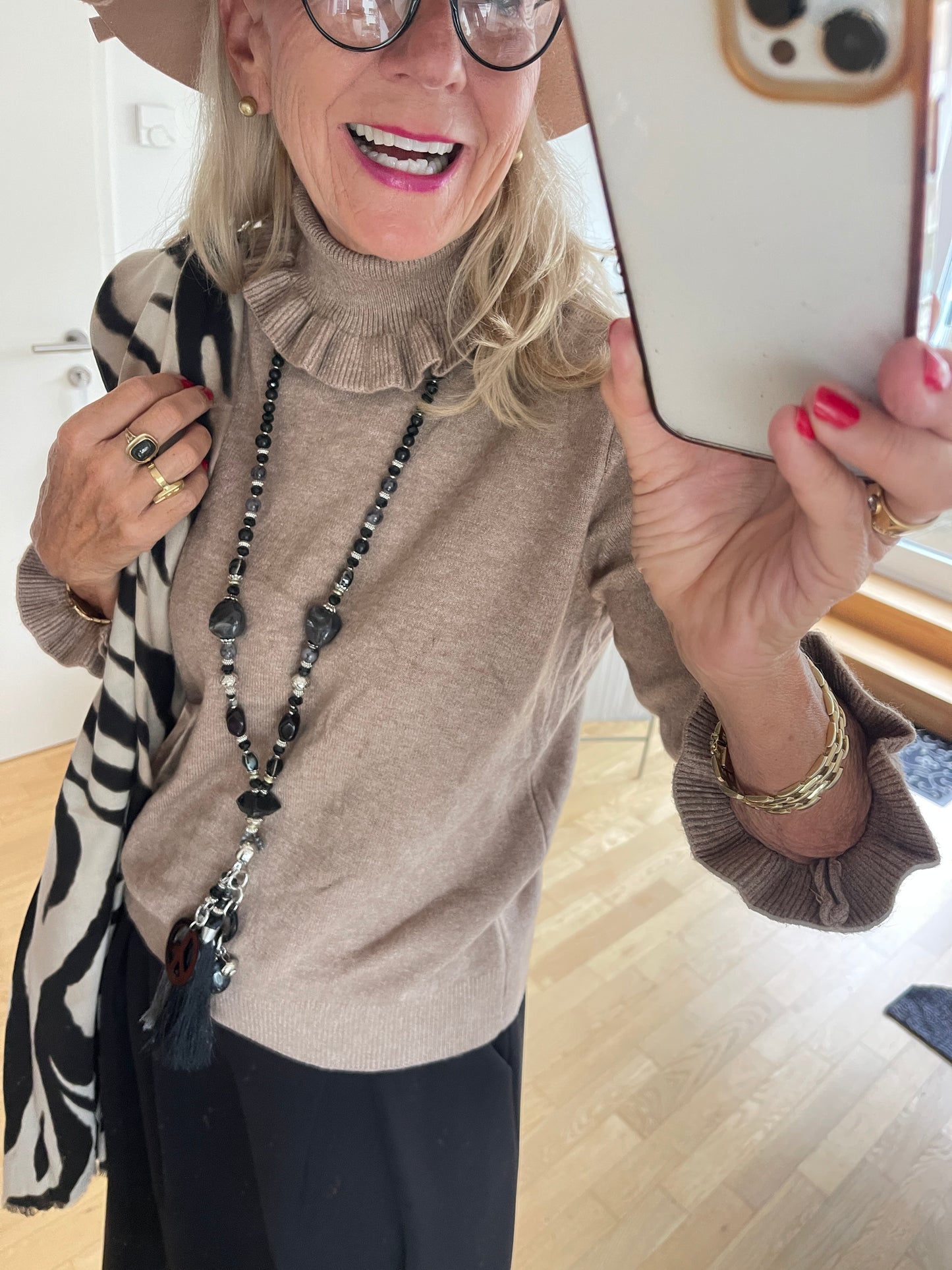 Pullover JELO taupe €69,90; Basic-Look trifft Raffinesse🍁