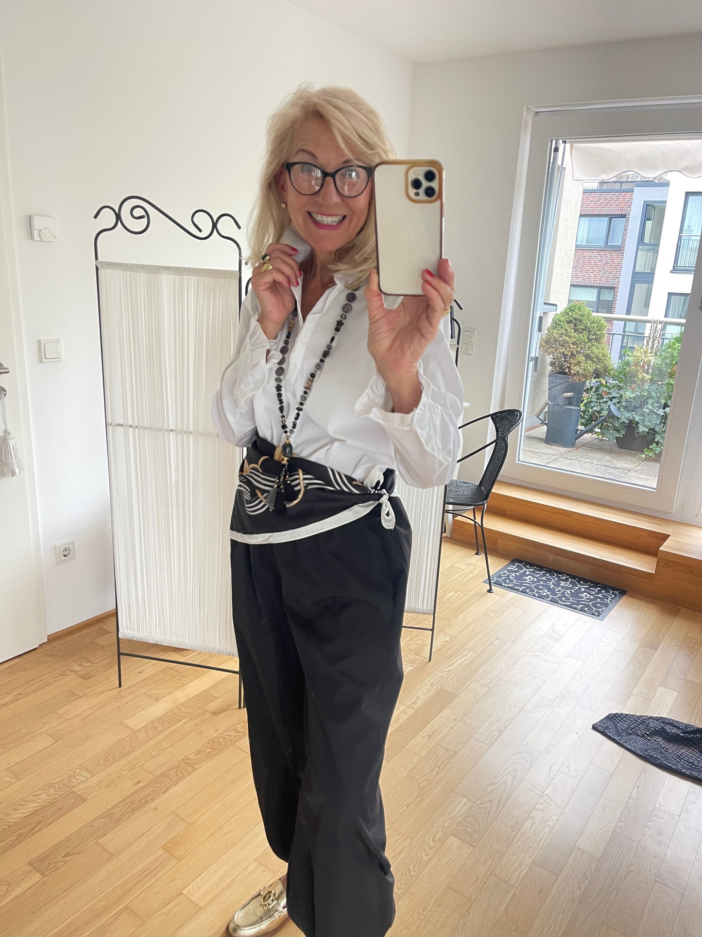 Bluse MAMARIS white €79,90; edler Klassiker mit dem gewissen Etwas🍁