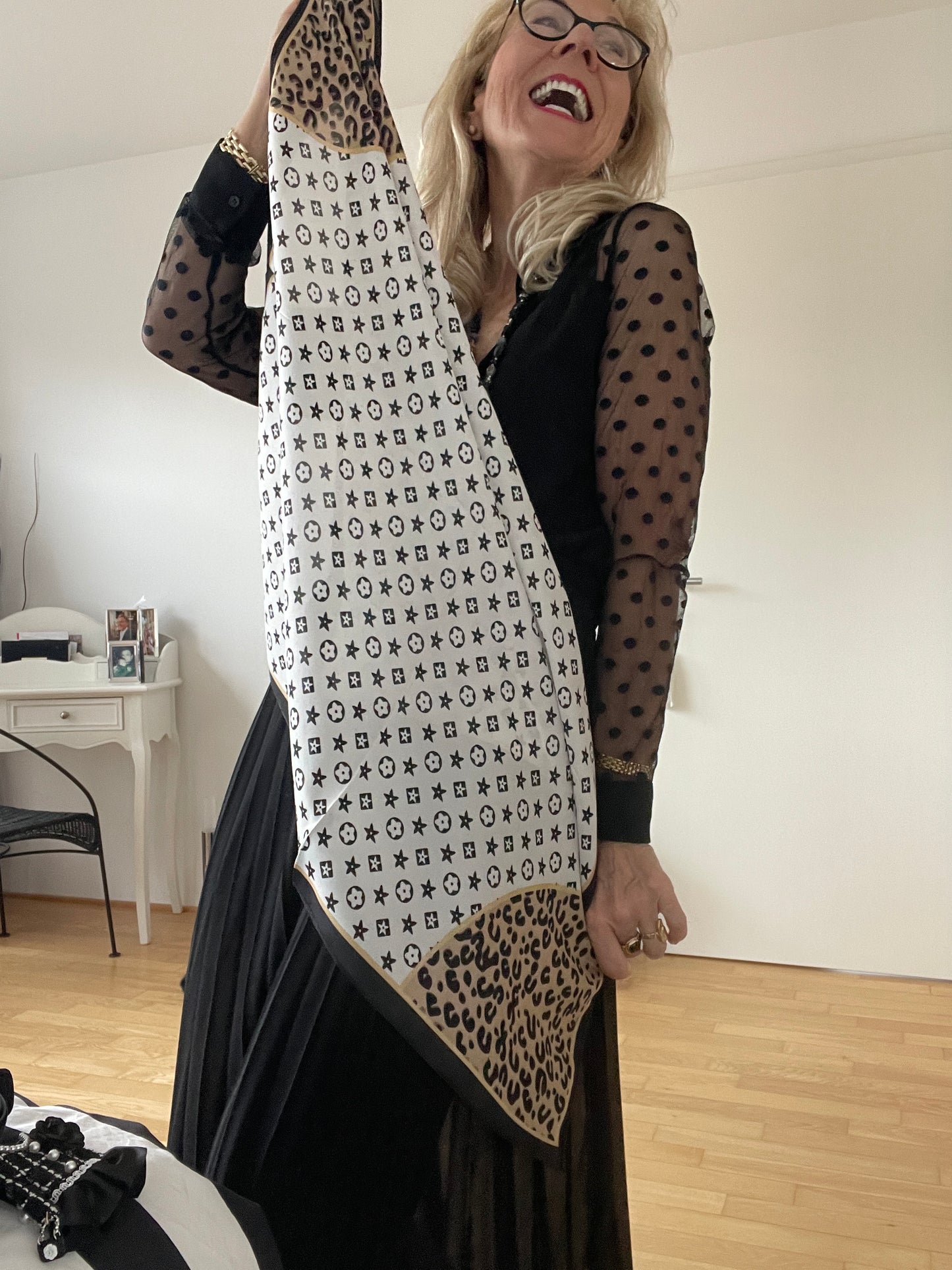 Schal/Nickituch KANDIA €29,90; ein wunderschönes Accessoire, peppt Schlichtes auf!!